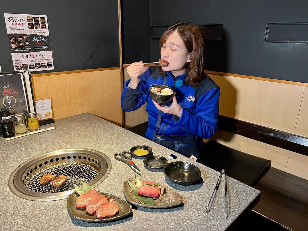 篠原梨菜さんのインスタグラム写真 - (篠原梨菜Instagram)「#朝5時の美味time 東京・新橋駅近く 焼肉縁むすび新橋本店へ！ 朝6時まで営業。おすすめはタン！ 名物ネギ挟みタン塩😋 ネギをたっぷり挟んだプリプリのタンは絶品！レモンダレをつけさわやかに！ 厚切りタン😋 柔らかいタン元を使用。分厚くボリューム満点。感動の食べ応え！ #早朝グルメ #thetime_tbs #焼肉縁むすび #新橋グルメ  #焼肉 #厚切りタン #ネギ挟みタン塩 #tbs」1月31日 7時39分 - shinorinatbs