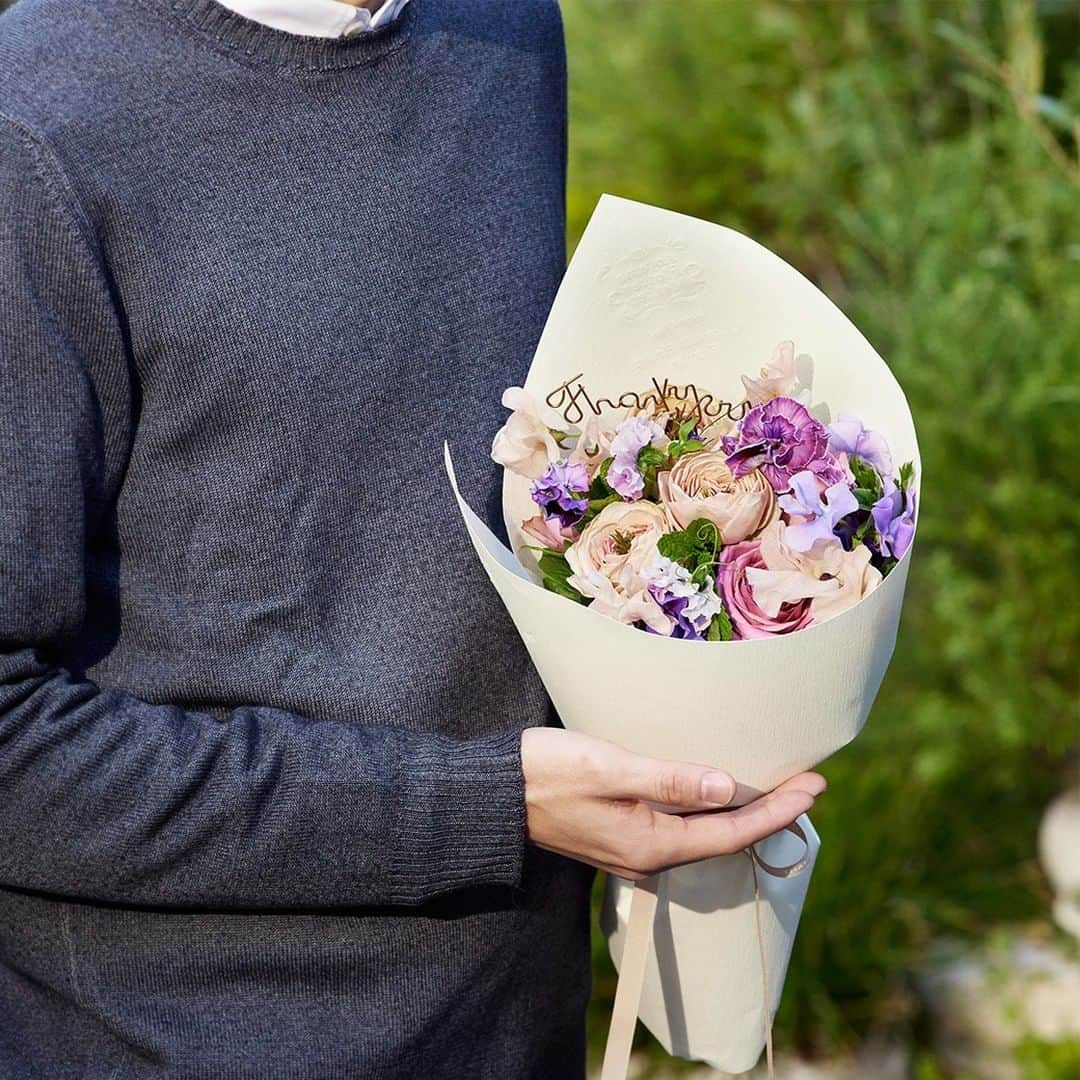 青山フラワーマーケットさんのインスタグラム写真 - (青山フラワーマーケットInstagram)「想いを、花にのせて。 　 「Thank you」の文字を添えて、気持ちをストレートに表現してみたり。 この時季ならではの香りの花を一緒に束ねてみたり。 　 「分かりやすい」のが、「伝わりやすい」。 香りの記憶は心に残るはず。 　 1月31日は、愛妻の日。 あなたもぜひ、愛妻家に。 　 #愛妻の日 #belovedwifesday #愛妻 #薔薇 #rose #バラのブーケ #花のプレゼント #フラワーギフト #旬の花 #花とおうち時間 #花を楽しむ #花のある暮らし #花のある日常 #花の飾り方 #花を飾る #花を飾ろう #花を飾る生活 #インテリア #花 #aoyamaflowermarket #青山フラワーマーケット #livingwithflowerseveryday」1月31日 8時10分 - aoyamaflowermarket