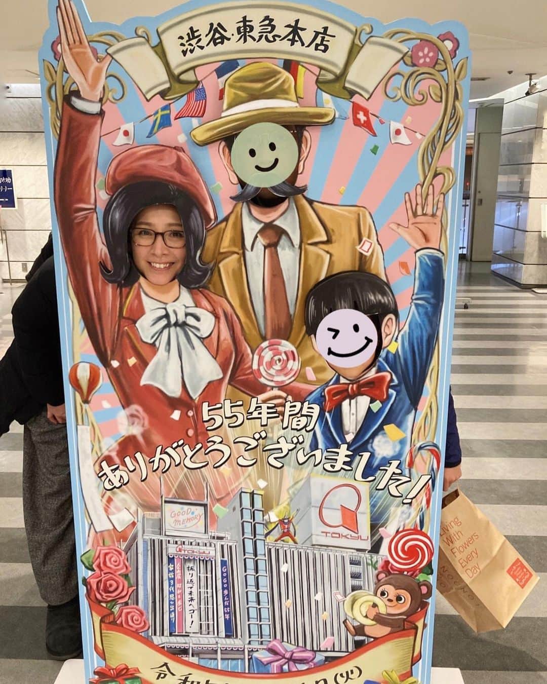 野村真季さんのインスタグラム写真 - (野村真季Instagram)「今日で、さようなら…  渋谷東急百貨店本店が55年の歴史に幕。 先日家族で思い出ご飯に行ってきました。  上の子が小さい頃…もう十数年前、機嫌がころころ変わる赤ちゃんと安心してお出かけ出来る（授乳スペースがありおむつ替えも出来る）場所は少なく、 あてどもなくベビーカーを押しながらおもちゃ売り場フロアをぐるぐる回って時間をやり過ごしたことは数知れず… まだ子育ての術すらなく、頼りなく漠然とした不安を感じていた… そんな一人目の子育て期に共にあり、随分と助けられたことを懐かしく思い出しました。  あの時ぎゃーすか泣いていた娘も14歳。いっばしの大人のようになりました。（ちなみに顔はめパネルは下の息子と夫と。撮影は娘）  東急本店よ、ありがとう🙏  寂しくなるなぁ…  #渋谷東急本店 #ありがとう」1月31日 9時38分 - masaki__nomura