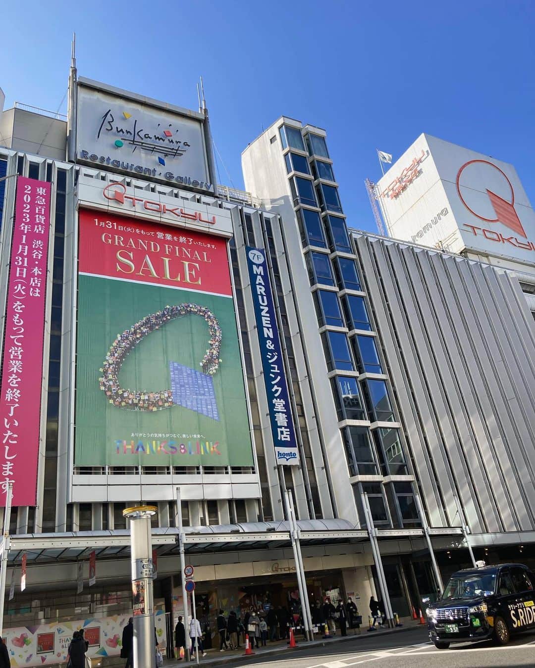 野村真季さんのインスタグラム写真 - (野村真季Instagram)「今日で、さようなら…  渋谷東急百貨店本店が55年の歴史に幕。 先日家族で思い出ご飯に行ってきました。  上の子が小さい頃…もう十数年前、機嫌がころころ変わる赤ちゃんと安心してお出かけ出来る（授乳スペースがありおむつ替えも出来る）場所は少なく、 あてどもなくベビーカーを押しながらおもちゃ売り場フロアをぐるぐる回って時間をやり過ごしたことは数知れず… まだ子育ての術すらなく、頼りなく漠然とした不安を感じていた… そんな一人目の子育て期に共にあり、随分と助けられたことを懐かしく思い出しました。  あの時ぎゃーすか泣いていた娘も14歳。いっばしの大人のようになりました。（ちなみに顔はめパネルは下の息子と夫と。撮影は娘）  東急本店よ、ありがとう🙏  寂しくなるなぁ…  #渋谷東急本店 #ありがとう」1月31日 9時38分 - masaki__nomura