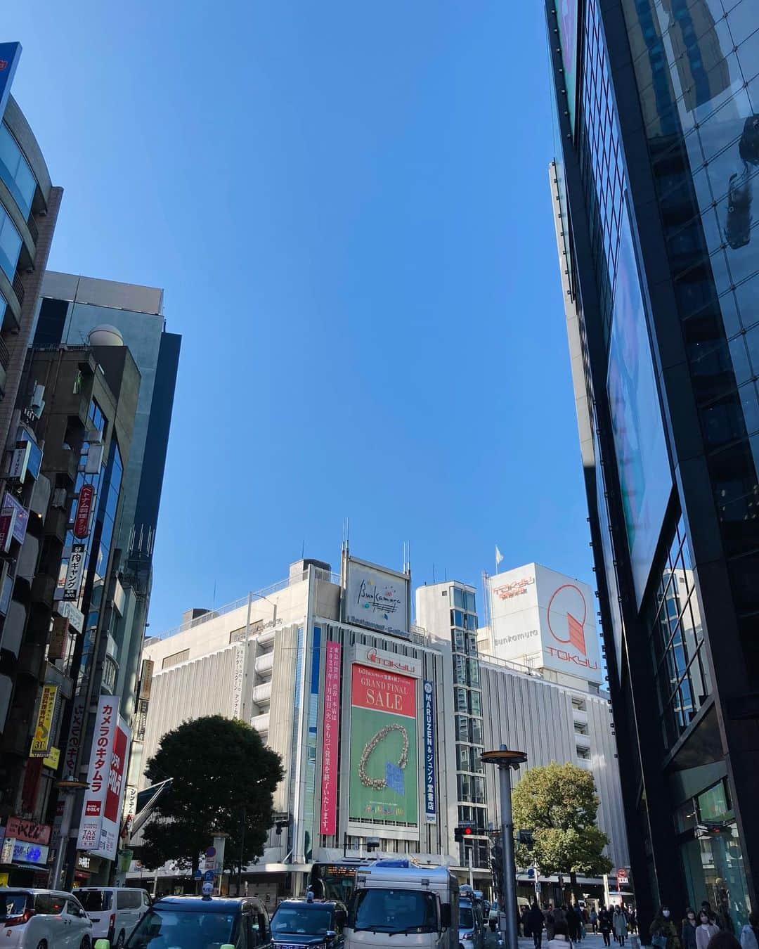 野村真季さんのインスタグラム写真 - (野村真季Instagram)「今日で、さようなら…  渋谷東急百貨店本店が55年の歴史に幕。 先日家族で思い出ご飯に行ってきました。  上の子が小さい頃…もう十数年前、機嫌がころころ変わる赤ちゃんと安心してお出かけ出来る（授乳スペースがありおむつ替えも出来る）場所は少なく、 あてどもなくベビーカーを押しながらおもちゃ売り場フロアをぐるぐる回って時間をやり過ごしたことは数知れず… まだ子育ての術すらなく、頼りなく漠然とした不安を感じていた… そんな一人目の子育て期に共にあり、随分と助けられたことを懐かしく思い出しました。  あの時ぎゃーすか泣いていた娘も14歳。いっばしの大人のようになりました。（ちなみに顔はめパネルは下の息子と夫と。撮影は娘）  東急本店よ、ありがとう🙏  寂しくなるなぁ…  #渋谷東急本店 #ありがとう」1月31日 9時38分 - masaki__nomura