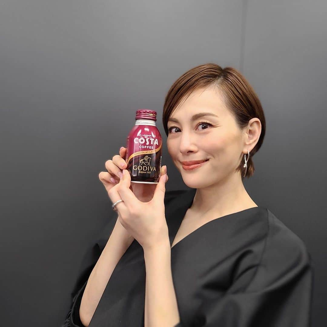 米倉涼子さんのインスタグラム写真 - (米倉涼子Instagram)「コスタコーヒーとゴディバがコラボレーションした 「COSTA×GODIVAショコララテ」が発売されました！ 私も早速飲んでみましたが チョコレートがきいていてとてもリッチな味わいでした💕 バレンタインシーズンにもピッタリ🎁  COSTA x GODIVA Chocolat Latte, a collaboration between Costa Coffee and Godiva, is now on sale!  I already enjoyed its chololatey&rich taste💕 Perfect for St. Valentine’s Day season🎁  #ショコララテ #コスタコーヒー #ゴディバ #コスタのある生活 #costacoffee @costacoffeejp @godiva_japan」1月31日 11時56分 - ryoko_yonekura_0801