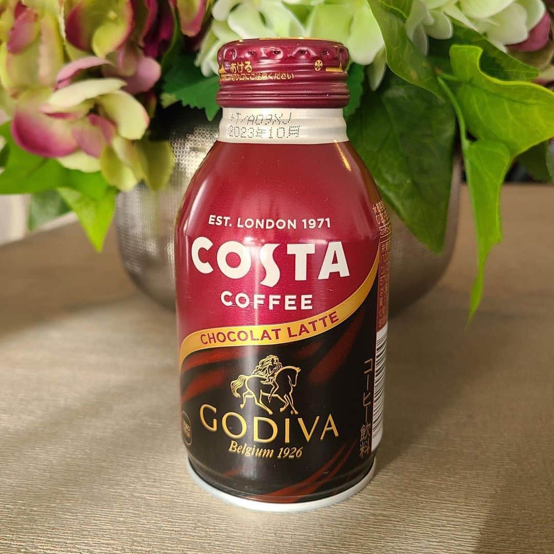 米倉涼子さんのインスタグラム写真 - (米倉涼子Instagram)「コスタコーヒーとゴディバがコラボレーションした 「COSTA×GODIVAショコララテ」が発売されました！ 私も早速飲んでみましたが チョコレートがきいていてとてもリッチな味わいでした💕 バレンタインシーズンにもピッタリ🎁  COSTA x GODIVA Chocolat Latte, a collaboration between Costa Coffee and Godiva, is now on sale!  I already enjoyed its chololatey&rich taste💕 Perfect for St. Valentine’s Day season🎁  #ショコララテ #コスタコーヒー #ゴディバ #コスタのある生活 #costacoffee @costacoffeejp @godiva_japan」1月31日 11時56分 - ryoko_yonekura_0801