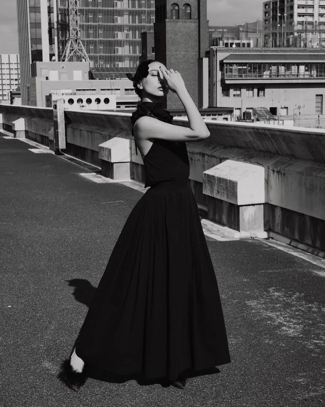 真部理子さんのインスタグラム写真 - (真部理子Instagram)「🖤🦢 主役級のこちらのお洋服は @sorm.86 さまの𝒅𝒓𝒂𝒎𝒂𝒕𝒊𝒄 𝒅𝒓𝒆𝒔𝒔です。 ⁡ 私は去年、背中がっつり開いた金太郎タイプを よく着ていたなぁ〜LOVE、背中出し。 ⁡ このお洋服で撮影したい！！という リクエストでした。やっぱり誰が見ても dramaticなのよね❤︎ ⁡ ⁡ #blackswan  📸 @photographer_aoyama  💄 @koto0509   ⁡ ⁡ #撮影 #作品撮り #広島モデル #撮影 #ポートレート撮影 #黒ワンピース #広島パーソナルトレーナー」1月31日 13時41分 - riko_manabe