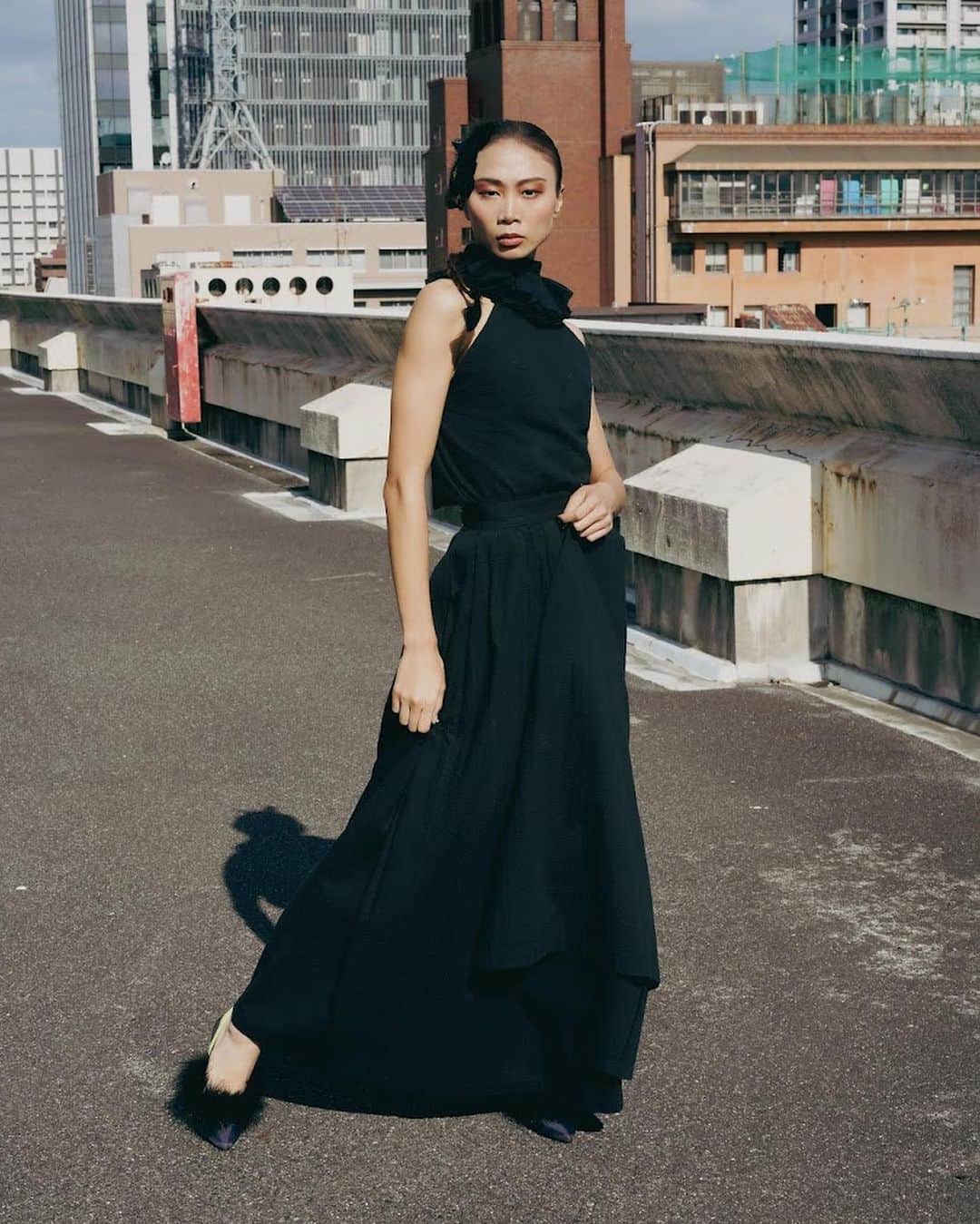 真部理子さんのインスタグラム写真 - (真部理子Instagram)「🖤🦢 主役級のこちらのお洋服は @sorm.86 さまの𝒅𝒓𝒂𝒎𝒂𝒕𝒊𝒄 𝒅𝒓𝒆𝒔𝒔です。 ⁡ 私は去年、背中がっつり開いた金太郎タイプを よく着ていたなぁ〜LOVE、背中出し。 ⁡ このお洋服で撮影したい！！という リクエストでした。やっぱり誰が見ても dramaticなのよね❤︎ ⁡ ⁡ #blackswan  📸 @photographer_aoyama  💄 @koto0509   ⁡ ⁡ #撮影 #作品撮り #広島モデル #撮影 #ポートレート撮影 #黒ワンピース #広島パーソナルトレーナー」1月31日 13時41分 - riko_manabe
