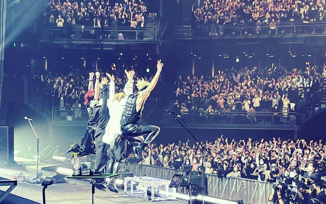 雅-MIYAVI-さんのインスタグラム写真 - (雅-MIYAVI-Instagram)「Tokyo shows are done.  Felt a bit nostalgic onstage since it’s been a while to hang out with friends like this.  We are heading out to the states soon. See you there!   東京公演、無事に駆け抜けました！  やっぱ、バンドっていいね。  ソロになってから、ずっと一人でやってきたから、今回ステージでずっと懐かしい気持ちに浸っていました。  頼もしいお兄ちゃん達と アメリカ、ROCKしてきます。  日本のみんな、最高に綺麗でした。またね  みんなで世界をROCKしよう  #THELASTROCKSTARS  #コンビニ前ショット #TLRS最高 #TheLastRockstarsNYC #すごパン」1月31日 14時43分 - miyavi_ishihara