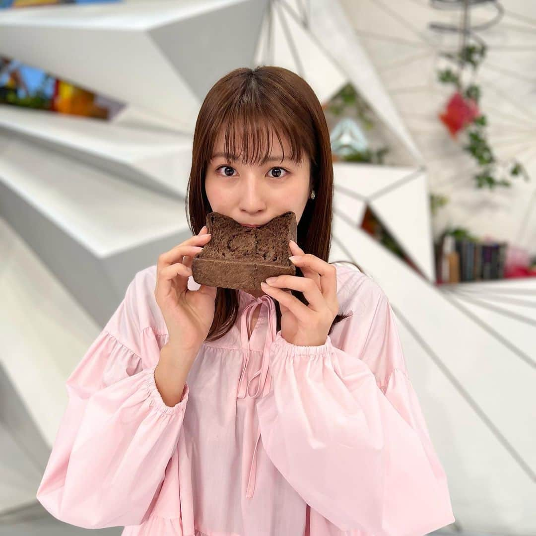 フジテレビ「めざまし8」さんのインスタグラム写真 - (フジテレビ「めざまし8」Instagram)「. ✨きょう放送 ＃LifeTag フォーカス 👀💨 #堤礼実 🐰の #コレ知っていますか !?  日本の“ #高級食パンブーム ”を牽引してきた「 #乃が美 」🍞とベルギーの高級チョコブランド「 #ゴディバ 」🍫が夢のコラボレーション！🤝 上質な口溶けに、ふわふわ食感が特徴の #コラボ食パン  コレ、知っていますか!?  ∴-∵-∴-∵-∴-∵-∴-∵-∴-∵-∴-∵-∴-∵-∴-∵-∴-∵-∴-∵ ＜商品情報＞ 「乃が美」と「ゴディバ」のコラボパン 『チョコレート「生」食パン』 ・2月1日～14日までのバレンタインシーズンに期間限定販売 ・香ばしく耳まで柔らかいパンに、カカオの風味際立つベルギー産のチョコレートが練りこまれ、一口食べると｢生｣食パンのふわふわ感と味わい深いチョコレートの香りが広がる逸品✨  『チョコレート生食パン』🍫🍞を使ったアレンジレシピはコチラ⬇️  １万個以上のパンを食べ歩くパン料理研究家の片山智香子さん考案レシピ！  「バナナ マシュマロ トースト」🍌🍞 🥣材料 ・チョコレート｢生｣食パン ・マシュマロ ・バナナ  🍳作り方 ① チョコレート｢生｣食パンを2センチの厚さにスライス ② チョコレート｢生｣食パンの上にマシュマロをのせる ③それをトースターで、１、２分ほど焼く →マシュマロが、きつね色になるくらい！ ④とろけたマシュマロの上に、5ミリにスライスしたバナナをのせて完成❣️  💖「バレンタインのせいにして。」自分を甘やかすレシピが登場！ ※敷島製パンレシピより  「 #ガーナ ✖️ #雪見だいふく ✖️ #超熟 」  🥣材料 ・食パン ・板チョコ ・雪見だいふく  🍳作り方 ①食パンの上に、板チョコをそのままのせる ②さらにその上に、雪見だいふくをのせてトーストでこんがり焼く  何とも贅沢で背徳感タップリの絶品グルメが完成✨  #堤礼実 アナ🐰コラボパンを食べてみて… 「チョコを感じるところはすごくチョコ🍫そんなに甘くない大人の甘さですね😋甘すぎず苦すぎずおいしい⤴️ アレンジレシピの焼きマシュマロバナナ🍌気になるのでお家で挑戦してみたいです！」  みなさんも試してみてはいかがですか？ ∴-∵-∴-∵-∴-∵-∴-∵-∴-∵-∴-∵-∴-∵-∴-∵-∴-∵-∴-∵ #LifeTag #堤礼実 #乃が美 #ゴディバ #チョコレート生食パン #コラボパン #バレンタインデー #背徳グルメ」1月31日 15時46分 - mezamashi8.tv