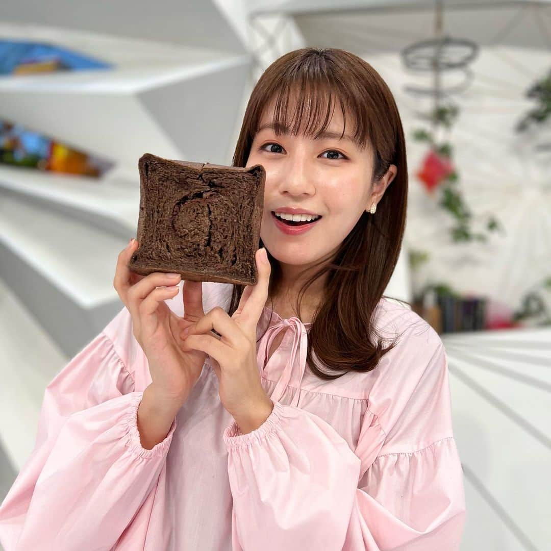 フジテレビ「めざまし8」さんのインスタグラム写真 - (フジテレビ「めざまし8」Instagram)「. ✨きょう放送 ＃LifeTag フォーカス 👀💨 #堤礼実 🐰の #コレ知っていますか !?  日本の“ #高級食パンブーム ”を牽引してきた「 #乃が美 」🍞とベルギーの高級チョコブランド「 #ゴディバ 」🍫が夢のコラボレーション！🤝 上質な口溶けに、ふわふわ食感が特徴の #コラボ食パン  コレ、知っていますか!?  ∴-∵-∴-∵-∴-∵-∴-∵-∴-∵-∴-∵-∴-∵-∴-∵-∴-∵-∴-∵ ＜商品情報＞ 「乃が美」と「ゴディバ」のコラボパン 『チョコレート「生」食パン』 ・2月1日～14日までのバレンタインシーズンに期間限定販売 ・香ばしく耳まで柔らかいパンに、カカオの風味際立つベルギー産のチョコレートが練りこまれ、一口食べると｢生｣食パンのふわふわ感と味わい深いチョコレートの香りが広がる逸品✨  『チョコレート生食パン』🍫🍞を使ったアレンジレシピはコチラ⬇️  １万個以上のパンを食べ歩くパン料理研究家の片山智香子さん考案レシピ！  「バナナ マシュマロ トースト」🍌🍞 🥣材料 ・チョコレート｢生｣食パン ・マシュマロ ・バナナ  🍳作り方 ① チョコレート｢生｣食パンを2センチの厚さにスライス ② チョコレート｢生｣食パンの上にマシュマロをのせる ③それをトースターで、１、２分ほど焼く →マシュマロが、きつね色になるくらい！ ④とろけたマシュマロの上に、5ミリにスライスしたバナナをのせて完成❣️  💖「バレンタインのせいにして。」自分を甘やかすレシピが登場！ ※敷島製パンレシピより  「 #ガーナ ✖️ #雪見だいふく ✖️ #超熟 」  🥣材料 ・食パン ・板チョコ ・雪見だいふく  🍳作り方 ①食パンの上に、板チョコをそのままのせる ②さらにその上に、雪見だいふくをのせてトーストでこんがり焼く  何とも贅沢で背徳感タップリの絶品グルメが完成✨  #堤礼実 アナ🐰コラボパンを食べてみて… 「チョコを感じるところはすごくチョコ🍫そんなに甘くない大人の甘さですね😋甘すぎず苦すぎずおいしい⤴️ アレンジレシピの焼きマシュマロバナナ🍌気になるのでお家で挑戦してみたいです！」  みなさんも試してみてはいかがですか？ ∴-∵-∴-∵-∴-∵-∴-∵-∴-∵-∴-∵-∴-∵-∴-∵-∴-∵-∴-∵ #LifeTag #堤礼実 #乃が美 #ゴディバ #チョコレート生食パン #コラボパン #バレンタインデー #背徳グルメ」1月31日 15時46分 - mezamashi8.tv