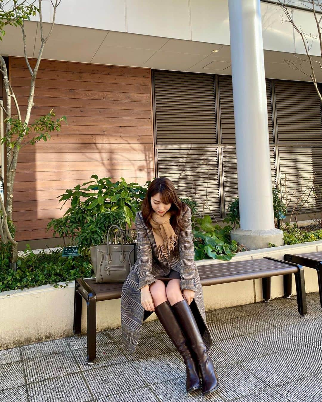 小野寺結衣さんのインスタグラム写真 - (小野寺結衣Instagram)「・ ⁡ ⁡ ⁡ ⁡ 寒い日はブーツばかり☕️💭 ⁡ ⁡ 以前由梨奈ちゃん(@yurina_takagi )が 履いてるのを見て買ったブーツ👢 ヒールの高さ、歩きやすさ、細さ全てが 理想的だったので今回ブラウンも仲間入り🦦🤎 (17枚前の投稿はブラック) ⁡ ⁡ ブラックはインもできるようにM、 今回のブラウンは更にピタッとするように Sにしました☺︎  ⁡ ⁡ ⁡ 早く暖かくならないかな〜🫠🌸 ⁡ ⁡ ⁡ ⁡ boots #ACYM @acym_snap  knit  #SNIDEL @snidel_official  coat #LOVELESS @loveless___official  bag #CELINE @celine  ⁡ #ロングブーツ #ワンピース #ootd #冬服 #❄️ #セントフォース #小野寺結衣」1月31日 16時41分 - yui_onodera0831