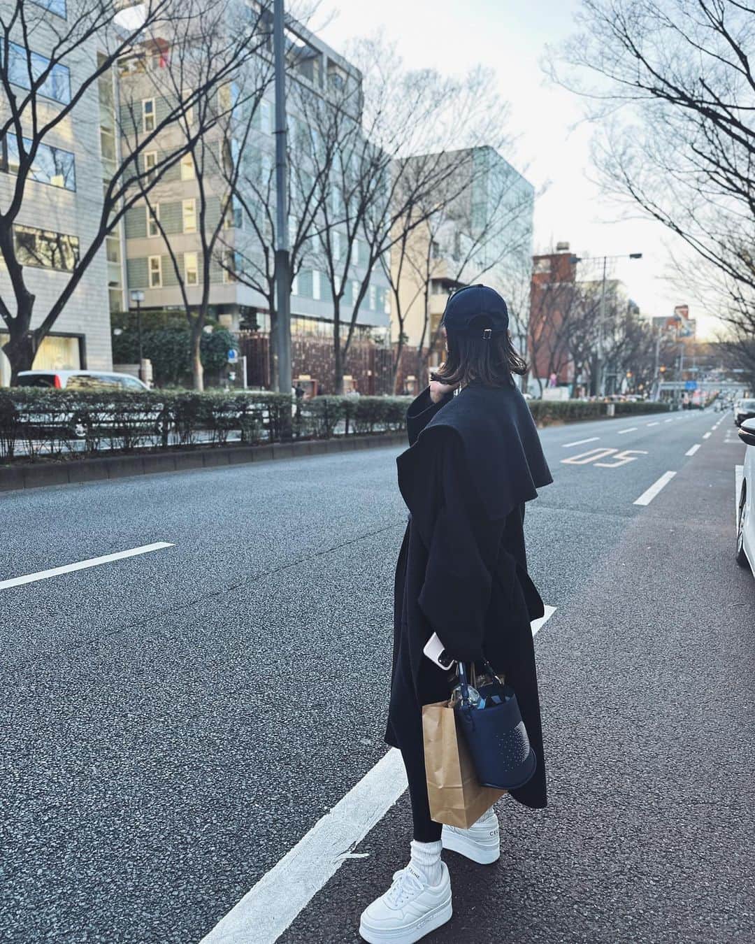翁安芸さんのインスタグラム写真 - (翁安芸Instagram)「With my lovely mom🤍 @nobukoaspen   Trying to get a taxi in the cold like🥶   #omotesando #tokyo #motheranddaughter   たくさんストーリーズでも質問いただいた母のモフモフジャケットは、ビームスで購入したSISIIという日本ブランドのものです🖤  私のコートは #THEROW です💙」1月31日 17時07分 - akinyc