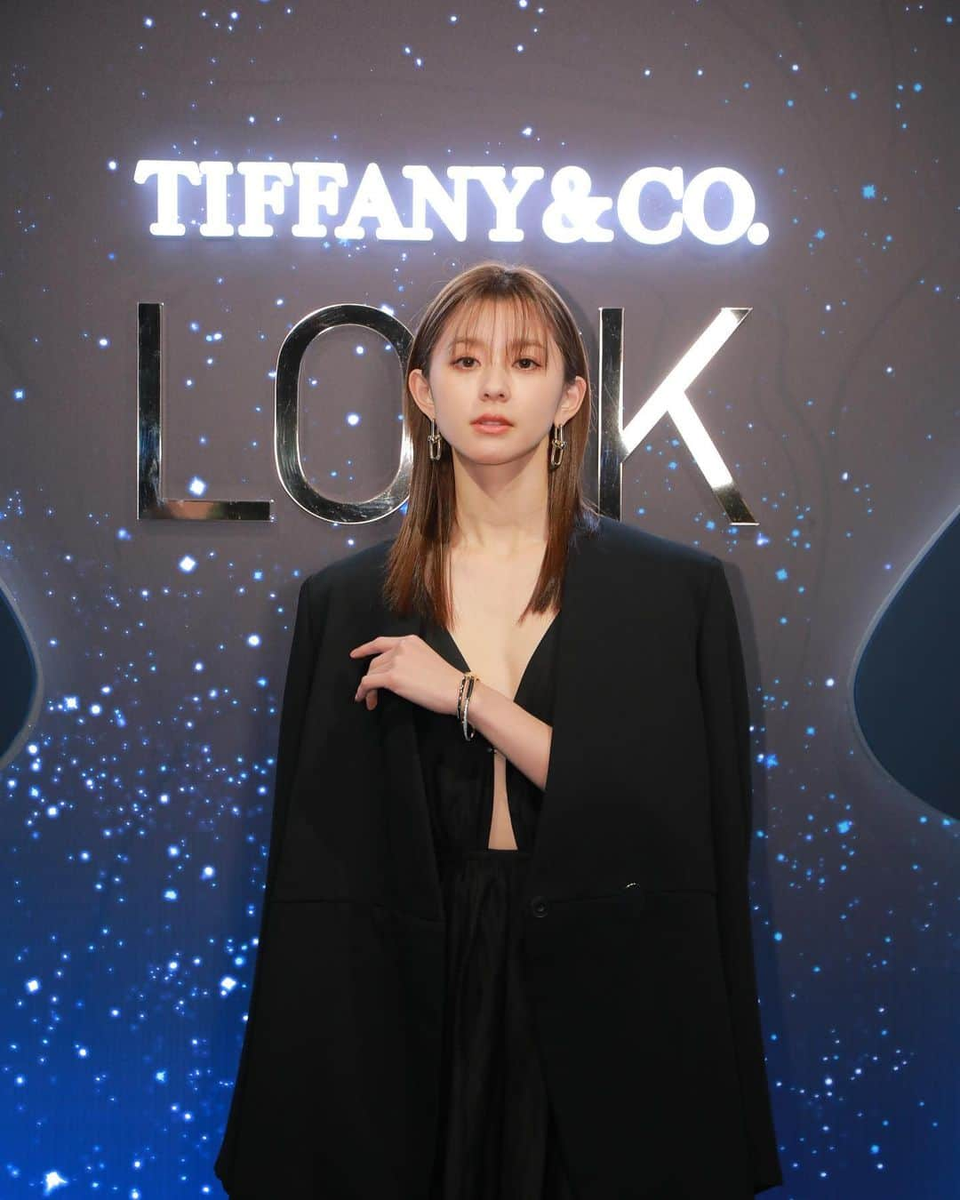 朝比奈彩さんのインスタグラム写真 - (朝比奈彩Instagram)「. . 2月1日より新作ブレスレット 「Tiffany Lock」のローンチを祝して、 2月1日から14日まで期間限定で ポップアップストアが六本木ヒルズ 大屋根プラザにてオープンします🫶 . 「Tiffany Lock」は、  “ルールはない。すべての人へ”という精神で作られた、 ジェンダーレスなコレクション♥️ . とても輝かしく素敵なジュエリーでした。 . @tiffanyandco  #TiffanyLock #TiffanyLock_Roppongi」1月31日 18時33分 - asahina_aya