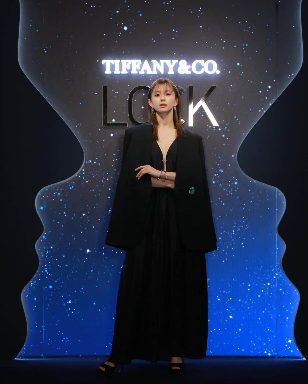 朝比奈彩さんのインスタグラム写真 - (朝比奈彩Instagram)「. . 2月1日より新作ブレスレット 「Tiffany Lock」のローンチを祝して、 2月1日から14日まで期間限定で ポップアップストアが六本木ヒルズ 大屋根プラザにてオープンします🫶 . 「Tiffany Lock」は、  “ルールはない。すべての人へ”という精神で作られた、 ジェンダーレスなコレクション♥️ . とても輝かしく素敵なジュエリーでした。 . @tiffanyandco  #TiffanyLock #TiffanyLock_Roppongi」1月31日 18時33分 - asahina_aya