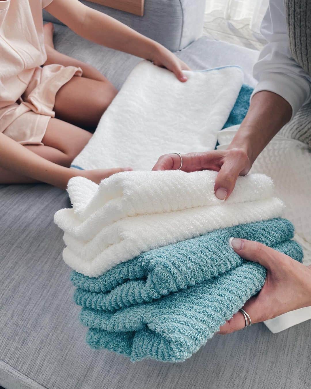 原田沙奈子さんのインスタグラム写真 - (原田沙奈子Instagram)「冬休みからアマネのお手伝いといえば洗濯物のおたたみで、いつも張り切ってオリジナル且つ斬新なたたみ方してくれる。← たたんで重ねたら1番上をお気に入りのタオルにして、その上に顔のせて毎回スリスリがお決まり。  この素敵な風合いのタオルたちは泉州タオルといって、よく水を吸ってくれて、それでいて乾きやすい。 日常で使いやすいってかなりポイント高いし、上質な肌触りと程よいボリュームで日々気分も上げてくれる。　  そんな泉州タオルの価値や強みを再定義し、2022年に立ち上げた新ブランドはタオルづくりの工程で使用する水やエネルギーを少なくし、排水を濾過しきれいな水に戻してから大阪湾に流すという、水や水をつくる自然環境に配慮し責任を持って向き合っている、その名も“水とともに生きる 泉州タオル”。  私たちの生活に寄り添ってくれる、そんなタオル🫶  @senshutowel_official  #泉州タオル  #senshutowel  #水とともに生きる泉州タオル  #タオル  #towel #PR」1月31日 19時20分 - sanakoharada