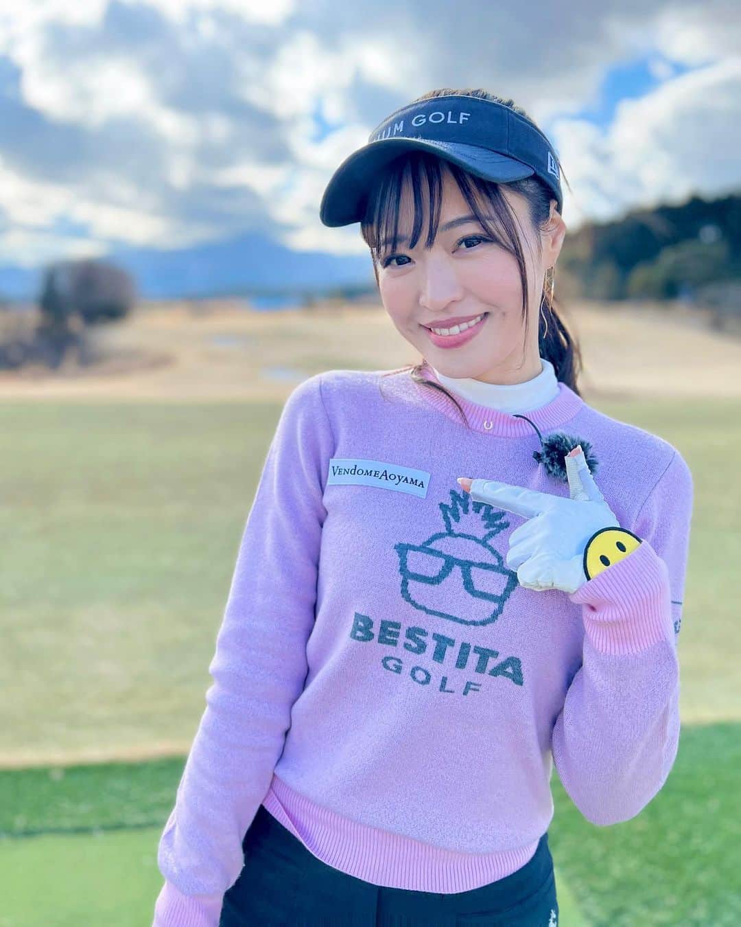 高橋としみさんのインスタグラム写真 - (高橋としみInstagram)「今日はUUUMGOLFの撮影でした⛳️ 御殿場は寒かったよー😦💦💦  みてください👀✨ 私のウェアにロゴが！！！  @vendomeaoyama_official 様が サポートしてくれることになりました🥹♥️ これから右胸にこのワッペンつけて、 ゴルフ、MC、お仕事など頑張って行きます✨  #ヴァンドーム青山 のアクセサリー 今日撮影で付けさせていただきました♥️ ピアスはピンクゴールド ネックレスはイエローゴールドです。 普段もゴルフの時も、もっともっと オシャレを楽しみたいと思います✨✨  ウェア　@bestitagolf  #ヴァンドーム #uuumgolf #高橋としみ#としみん#ゴルフ#ゴルフ女子#golf#コーディネート#ゴルフコーデ」1月31日 19時26分 - toshimi_1002