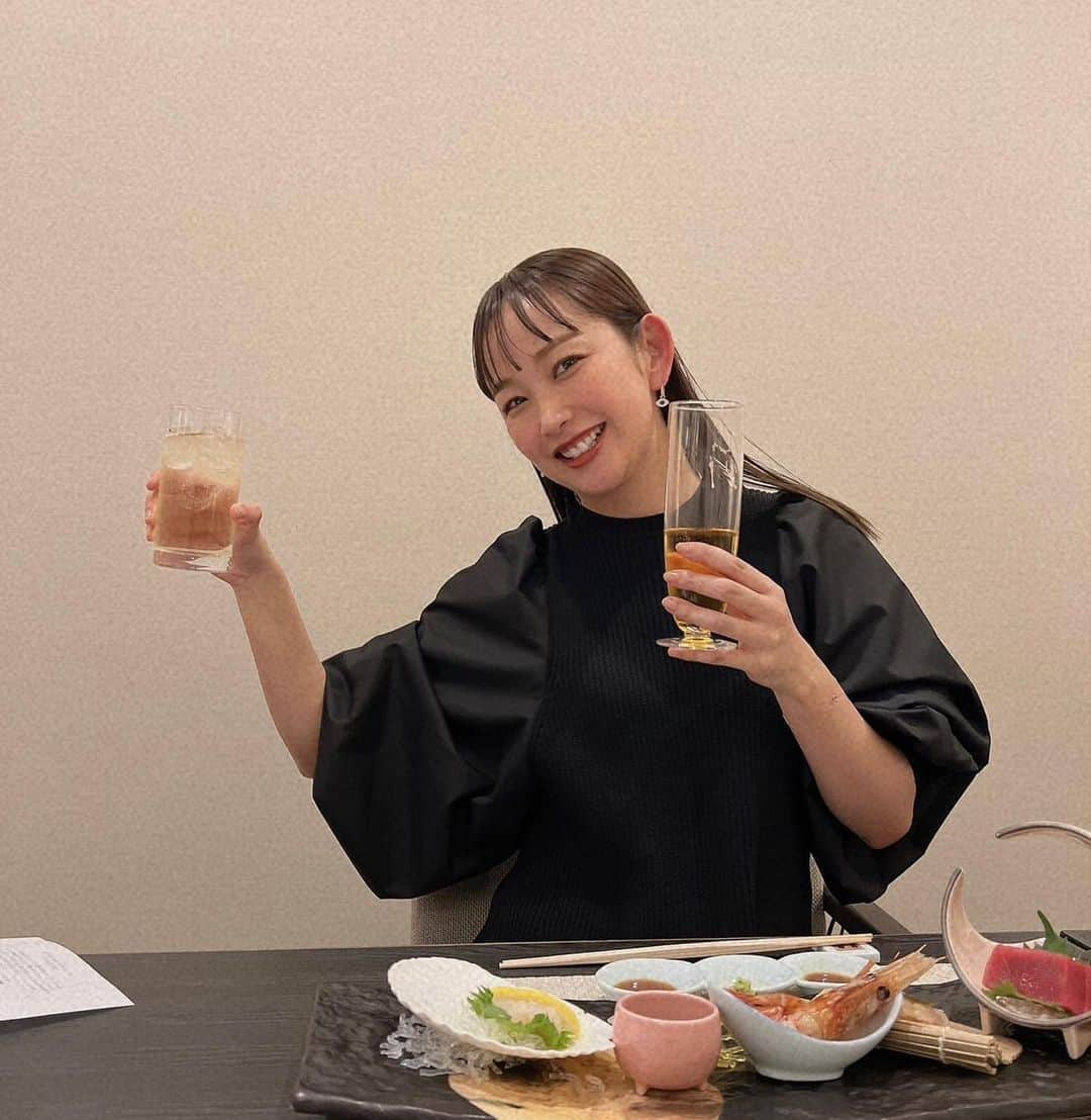 中上真亜子さんのインスタグラム写真 - (中上真亜子Instagram)「☃️🍺 北海道のお宿は定山渓温泉の章月グランドホテルへ🧖♨️  着いて早々に美味しいご飯に 美味しいお酒を頂いて🤤🍺お部屋も情緒あふれる素敵な空間だった🦌 たまにお部屋の窓から鹿が見られるらしいよ🦌（何回も川をみたけど今回は見られなかった🥲  ロビーの天井が月だったり ラウンジでのおもてなしも素敵だった🍯ハチミツバーがあって ビスケットと共に頂けたり  色んなドリンクもあって 時間帯によってそれぞれ楽しめるよ🫶ずっとラウンジに通いたいくらいだったよ！笑  そして「瞑想の湯」っていう貸切風呂もあって 最高だった☺️♨️神秘的なドーム型の浴槽なんだけど、中にはランタンのわずかな光だけが差し込み、声もお湯の音も気持ちよく響いて とっても浄化される気がした🧚🏻‍♀️  SAPPORO ART CAMPに行かれる際も 北海道の冬の景色を楽しみたい方も 是非ともチェックしてみてください🫶 @shogetsugrand #章月グランドホテル #野口観光 #野口観光グループ #リモ旅北海道 #sapporoアートキャンプ #sapporoartcamp #定山渓温泉 #札幌芸術の森 #japanairlines #pr #鹿を見た方は是非教えてください @sapporo_artcamp」1月31日 19時37分 - maako_nakagami