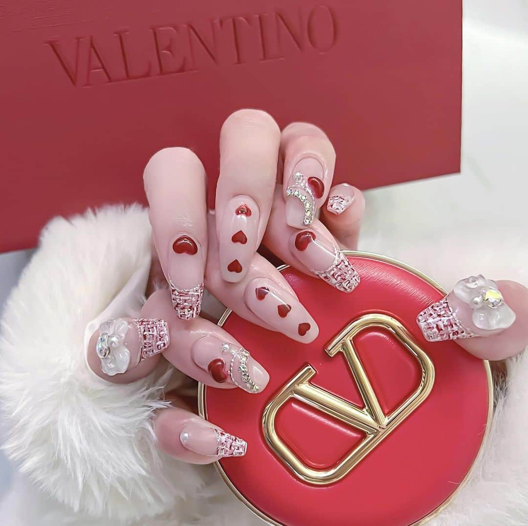 あやちゃんさんのインスタグラム写真 - (あやちゃんInstagram)「Valentine nail❤🍫🎁  めっちゃくちゃかわいくない？🥹❤️❤️❤️❤️❤️ いつもわがままデザインに対応してもらってありがとうございます🥹 @unflair_shinjuku   #バレンタイン #バレンタインネイル  #バレンタイン限定 #バレンタインチョコ #ピンクネイル #赤ネイル #ネイルデザイン #ハートネイル #リボンネイル #ツイードネイル #フレンチネイル #valentinenails #valentino #valentinonails」1月31日 20時07分 - aya.you.love.r