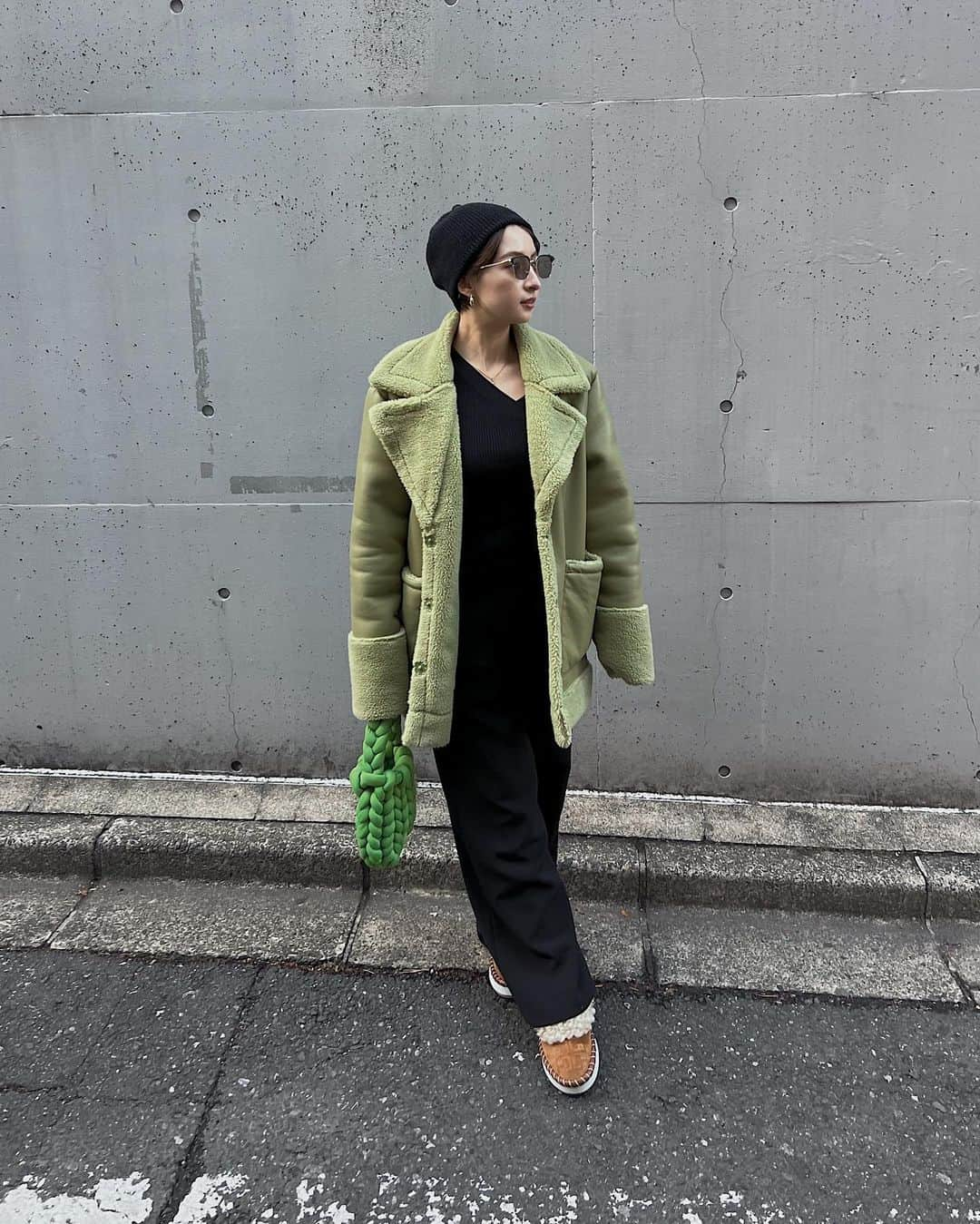 Julia Castroさんのインスタグラム写真 - (Julia CastroInstagram)「black×color合わせが好き🤝🏻💚 . #winteroutfit  #winter #ootd #green #jacket #winterfashion  #mouton #coat #冬服 #冬コーデ #シンプルコーデ #ちびコーデ  #ニット帽  #julifashion」1月31日 20時51分 - julia.c.0209