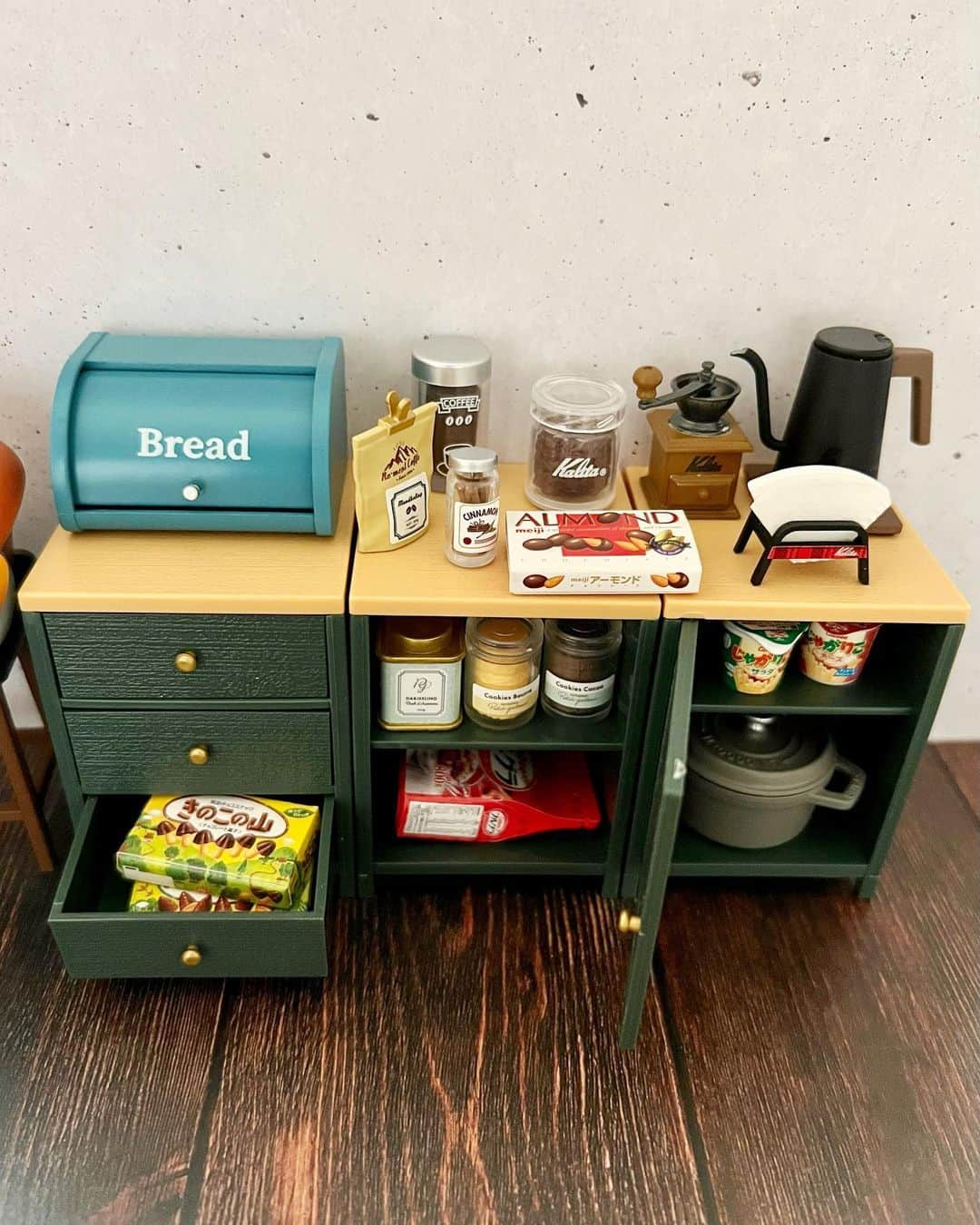satomi?さんのインスタグラム写真 - (satomi?Instagram)「*2023.01.31*  #パンどろぼう と #kalita のコラボ🍞☕️ BRUNOのトースターを置いたり staubのお鍋を収納したり 小物が揃ってきて楽しい♡  来月はBRUNOのたこ焼きを完成させる！！  #ミニチュア #ミニチュア撮影」1月31日 21時05分 - satomi_0819