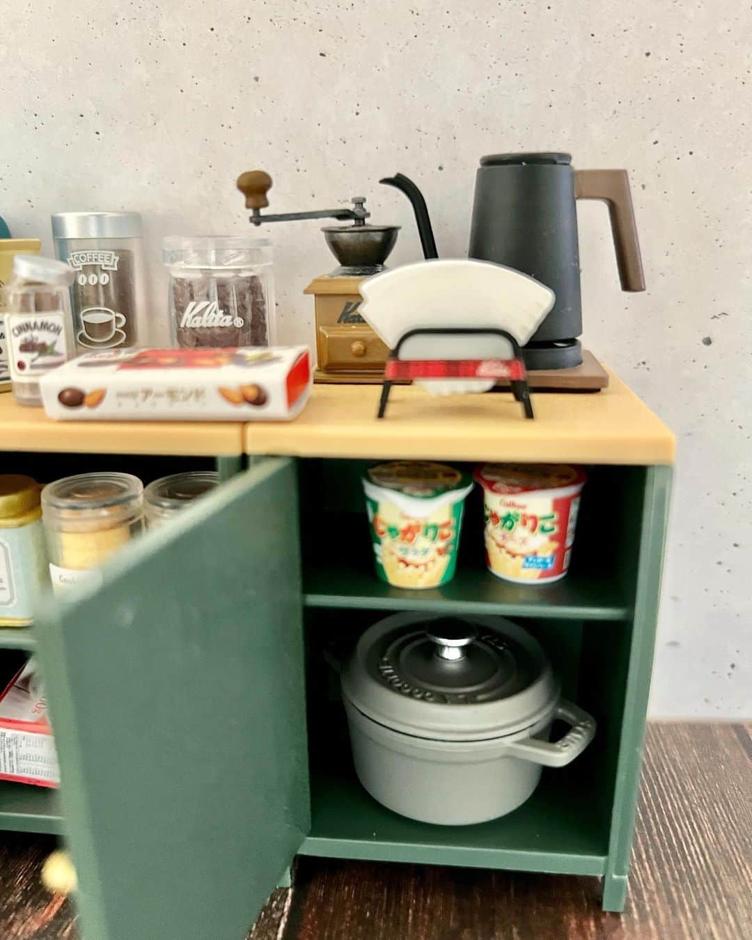 satomi?さんのインスタグラム写真 - (satomi?Instagram)「*2023.01.31*  #パンどろぼう と #kalita のコラボ🍞☕️ BRUNOのトースターを置いたり staubのお鍋を収納したり 小物が揃ってきて楽しい♡  来月はBRUNOのたこ焼きを完成させる！！  #ミニチュア #ミニチュア撮影」1月31日 21時05分 - satomi_0819