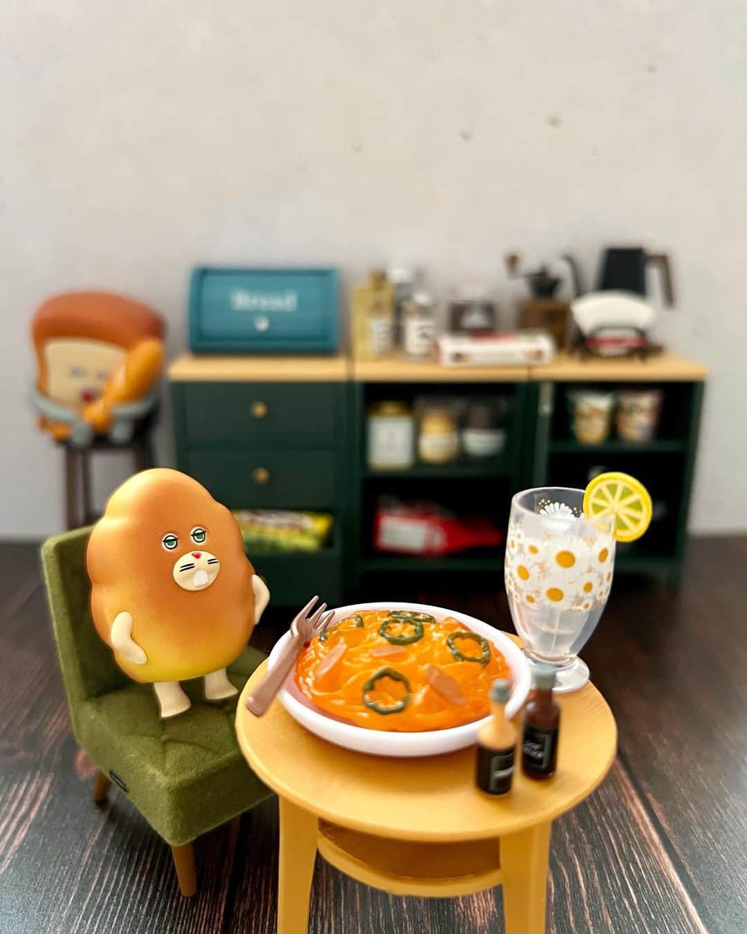 satomi?さんのインスタグラム写真 - (satomi?Instagram)「*2023.01.31*  #パンどろぼう と #kalita のコラボ🍞☕️ BRUNOのトースターを置いたり staubのお鍋を収納したり 小物が揃ってきて楽しい♡  来月はBRUNOのたこ焼きを完成させる！！  #ミニチュア #ミニチュア撮影」1月31日 21時05分 - satomi_0819