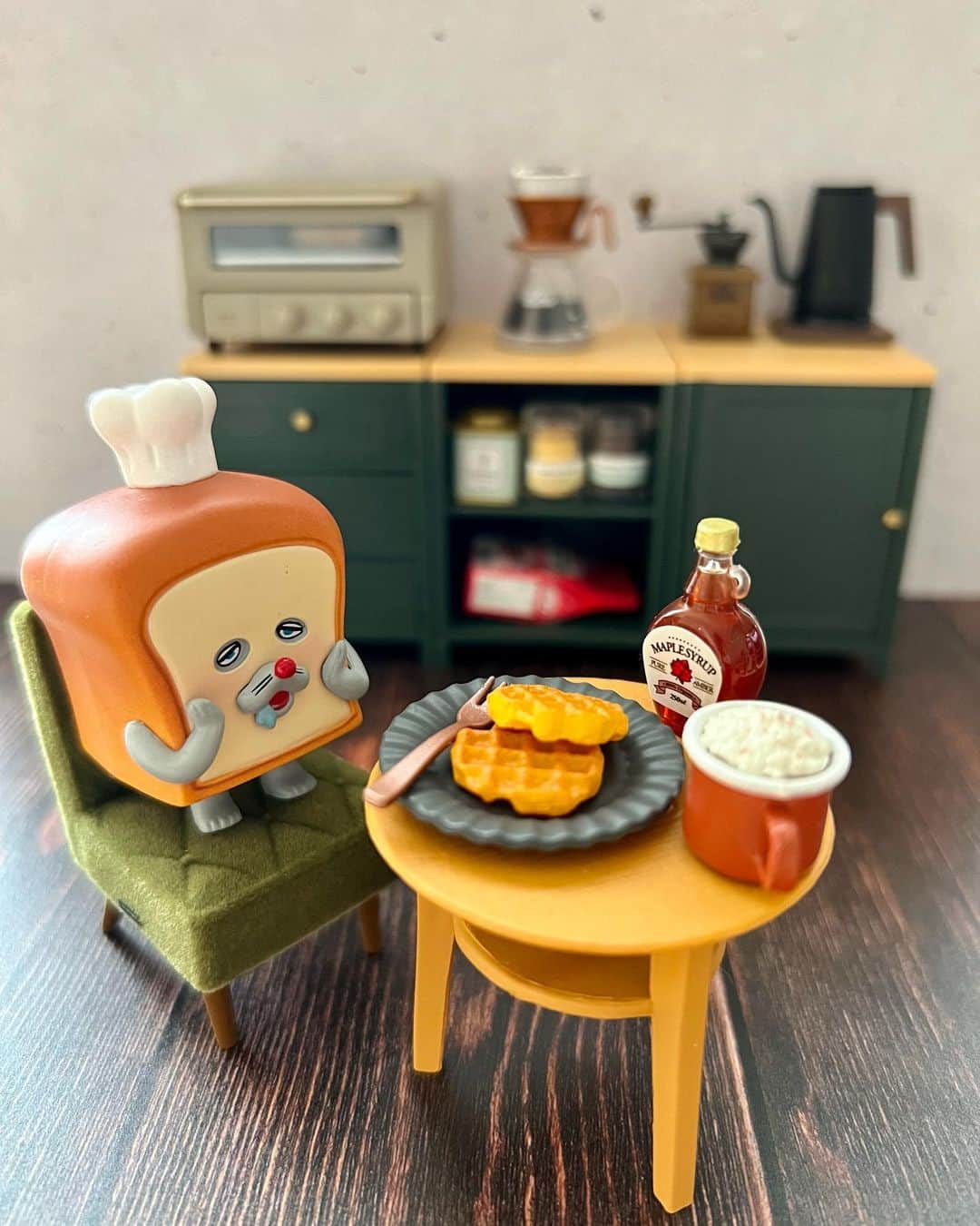 satomi?さんのインスタグラム写真 - (satomi?Instagram)「*2023.01.31*  #パンどろぼう と #kalita のコラボ🍞☕️ BRUNOのトースターを置いたり staubのお鍋を収納したり 小物が揃ってきて楽しい♡  来月はBRUNOのたこ焼きを完成させる！！  #ミニチュア #ミニチュア撮影」1月31日 21時05分 - satomi_0819