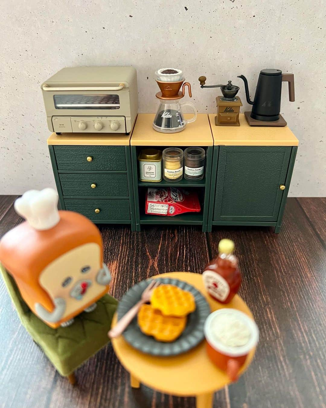 satomi?さんのインスタグラム写真 - (satomi?Instagram)「*2023.01.31*  #パンどろぼう と #kalita のコラボ🍞☕️ BRUNOのトースターを置いたり staubのお鍋を収納したり 小物が揃ってきて楽しい♡  来月はBRUNOのたこ焼きを完成させる！！  #ミニチュア #ミニチュア撮影」1月31日 21時05分 - satomi_0819