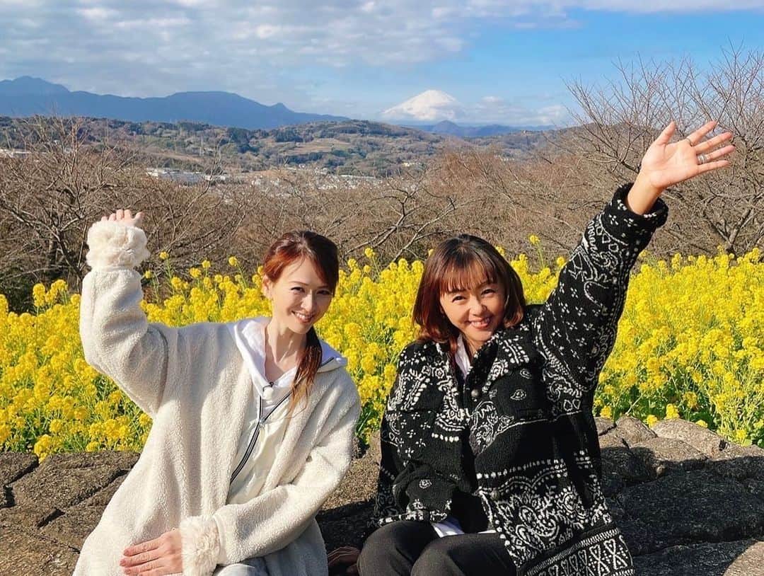 田中律子さんのインスタグラム写真 - (田中律子Instagram)「マネージャーからのお知らせ📺  明日9:26-11:13 テレビ東京『なないろ日和』生放送に 田中律子出演いたします！ (通販時間があるので、スタジオ本番は9:58~です👀)  ロケは、里井真由美さんと☺️ 梅沢海岸、我妻山公園では菜の花×富士山の素敵な景色、 壁画アートに、オーガニックランチ。。。 神奈川県二宮町を散策しながら、 クリアタイプの“アイブレラ"👓ご紹介してます。  ランチでいただいたビリヤニが美味しかったので 載せておきます🍽️🫖  ぜひぜひ、みなさまご覧くださいませ‼️  hairmake by @ikumin.hairmake  ありがとう🤍  #テレビ東京#なないろ日和 #薬丸裕英 さん #香坂みゆき さん #里井真由美 さん #田中律子 #二宮町#梅沢海岸 #吾妻山公園 #だいちや #のうてんき」1月31日 21時14分 - ri2kotanaka