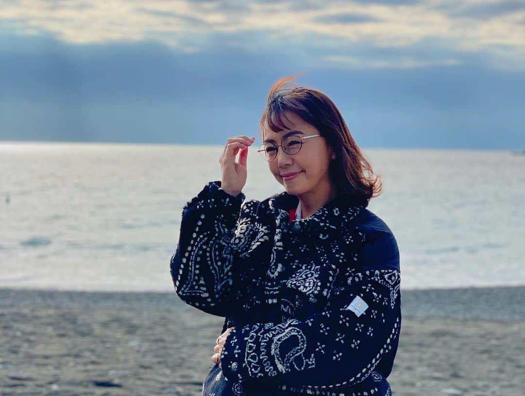 田中律子さんのインスタグラム写真 - (田中律子Instagram)「マネージャーからのお知らせ📺  明日9:26-11:13 テレビ東京『なないろ日和』生放送に 田中律子出演いたします！ (通販時間があるので、スタジオ本番は9:58~です👀)  ロケは、里井真由美さんと☺️ 梅沢海岸、我妻山公園では菜の花×富士山の素敵な景色、 壁画アートに、オーガニックランチ。。。 神奈川県二宮町を散策しながら、 クリアタイプの“アイブレラ"👓ご紹介してます。  ランチでいただいたビリヤニが美味しかったので 載せておきます🍽️🫖  ぜひぜひ、みなさまご覧くださいませ‼️  hairmake by @ikumin.hairmake  ありがとう🤍  #テレビ東京#なないろ日和 #薬丸裕英 さん #香坂みゆき さん #里井真由美 さん #田中律子 #二宮町#梅沢海岸 #吾妻山公園 #だいちや #のうてんき」1月31日 21時14分 - ri2kotanaka