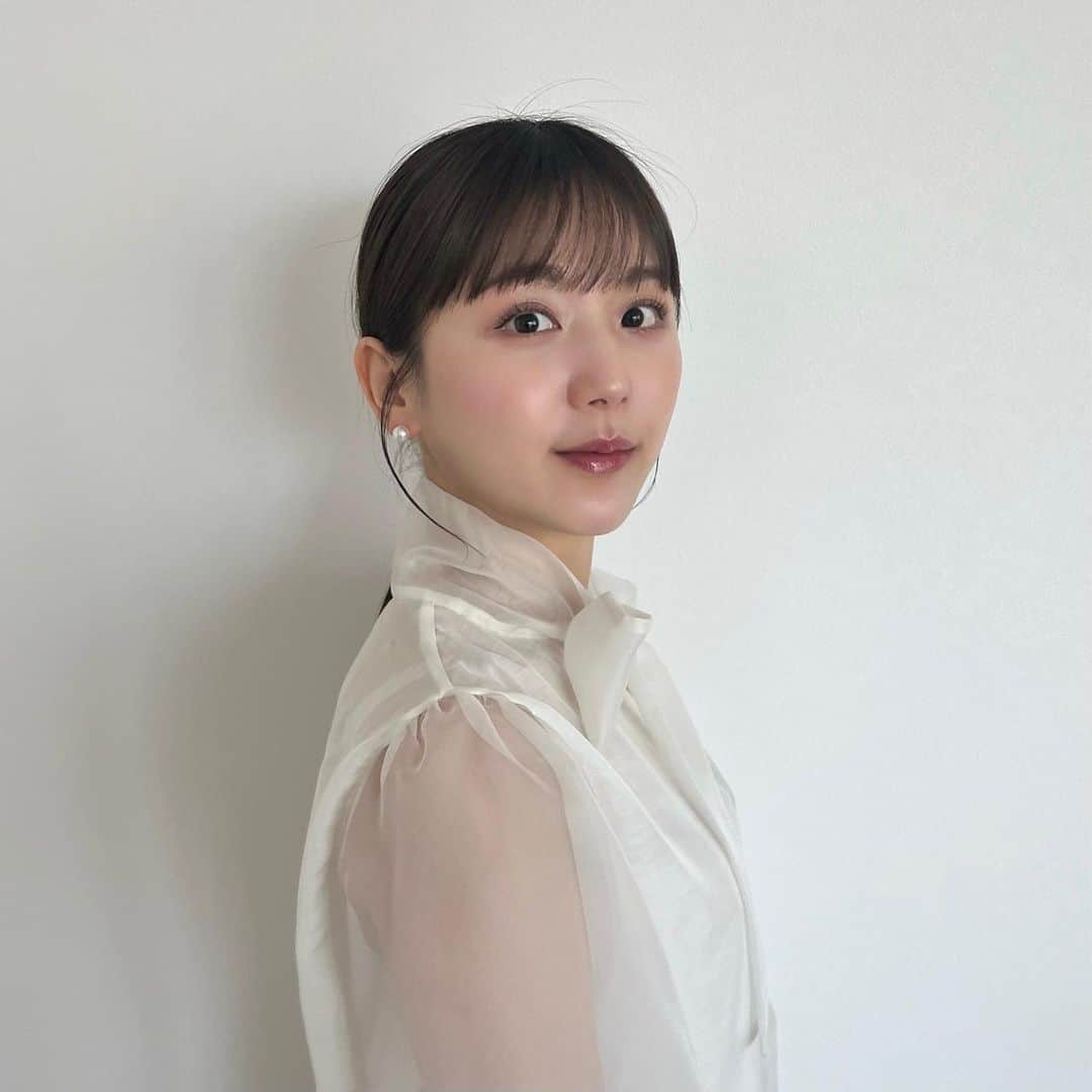 ひよんさんのインスタグラム写真 - (ひよんInstagram)「💍👰🏻‍♀️  大親友の披露宴に参加した日💓 この日は友達みんなでチマチョゴリを着ようということだったから、 1本にまとめてみたよ☺️✨  ヘアアレンジ方法💫 ①髪の毛をストレートアイロンで真っ直ぐにする →これやると仕上がりが綺麗だしツヤもでていい感じになるから絶対する工程 ②髪の毛を下の位置で1つにまとめる →根本に近い方がおしゃれな気がする&太めのしっかりゴムで結ぶ ③毛束の下の方(首に近い方)を少し取ってゴムに巻きつける →今回は少し太めのぐるぐるを作りたかったから気持ち多めにとったよ ④毛先を少し出して輪ゴムで結ぶ →土台で結んだゴムと合わさるように輪ゴムを結ぶ ⑤飛び出た毛先をピンでとめる →短いピンの方がやりやすい！3本くらいピンつかった ⑥ぐるぐる巻きつけたところをケープで固定 →紫のケープつかってる  もみあげはあらかじめ取っておいてワンカールさせるよ🦱 前髪もふんわりじゃなくて真っ直ぐなるように熱通してる！ 後頭部はすこーしだけひきだしてる！すこーーーしだけ！  この説明で伝わったら嬉しいです🥺❤️ 是非やってみてね😍 盛り盛りにするよりおしゃれだと思う🫶  #結婚式ヘアアレンジ #結婚式およばれヘア #結婚式およばれヘアアレンジ #ひよんヘアー」1月31日 21時35分 - cchan_fee4