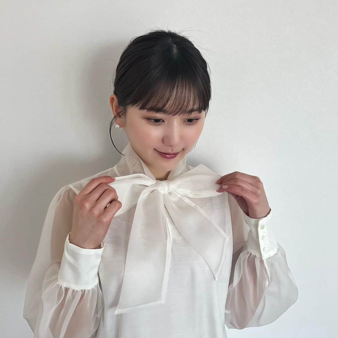 ひよんさんのインスタグラム写真 - (ひよんInstagram)「💍👰🏻‍♀️  大親友の披露宴に参加した日💓 この日は友達みんなでチマチョゴリを着ようということだったから、 1本にまとめてみたよ☺️✨  ヘアアレンジ方法💫 ①髪の毛をストレートアイロンで真っ直ぐにする →これやると仕上がりが綺麗だしツヤもでていい感じになるから絶対する工程 ②髪の毛を下の位置で1つにまとめる →根本に近い方がおしゃれな気がする&太めのしっかりゴムで結ぶ ③毛束の下の方(首に近い方)を少し取ってゴムに巻きつける →今回は少し太めのぐるぐるを作りたかったから気持ち多めにとったよ ④毛先を少し出して輪ゴムで結ぶ →土台で結んだゴムと合わさるように輪ゴムを結ぶ ⑤飛び出た毛先をピンでとめる →短いピンの方がやりやすい！3本くらいピンつかった ⑥ぐるぐる巻きつけたところをケープで固定 →紫のケープつかってる  もみあげはあらかじめ取っておいてワンカールさせるよ🦱 前髪もふんわりじゃなくて真っ直ぐなるように熱通してる！ 後頭部はすこーしだけひきだしてる！すこーーーしだけ！  この説明で伝わったら嬉しいです🥺❤️ 是非やってみてね😍 盛り盛りにするよりおしゃれだと思う🫶  #結婚式ヘアアレンジ #結婚式およばれヘア #結婚式およばれヘアアレンジ #ひよんヘアー」1月31日 21時35分 - cchan_fee4