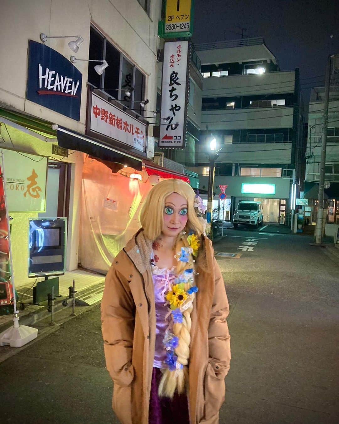 酒井瞳さんのインスタグラム写真 - (酒井瞳Instagram)「#よかばん 関東　爆美女ツアー  美しい女性になるために、東京でアーティスティックに活動されている @maki_dorry 先生に美しいプリンセスになるメイクをしてもらいましたぁ✨‼️  ほんとにすごいんです！！！！  すごいアートで本当に美しい‼️‼️  でもね...思ってたのと違うんですよ🤣‼️笑  仕上がるまで鏡見ないでくださいと言われ  なんか周りからクスクス聞こえてて  なんか不安な気持ちのまま  目だけ瞑っててとずっと言われ。。。  鏡の前の自分に驚き🤣  目の前のクレオパトラに爆笑🤣  よかばんスタッフさんの要望に忠実に対応してくれた先生ありがとうございます🙇‍♀️笑  プリンセスには本当になれたけど、  想像してた以上にまんまプリンセスすぎました🤣  爆美女って言わせたい　関東ツアー  後編もお楽しみに！笑  #ボディメイク #ボディペイント #bodypaint #プリンセス #アート #芸術 #facepaint」1月31日 22時12分 - s.sakaihitomi