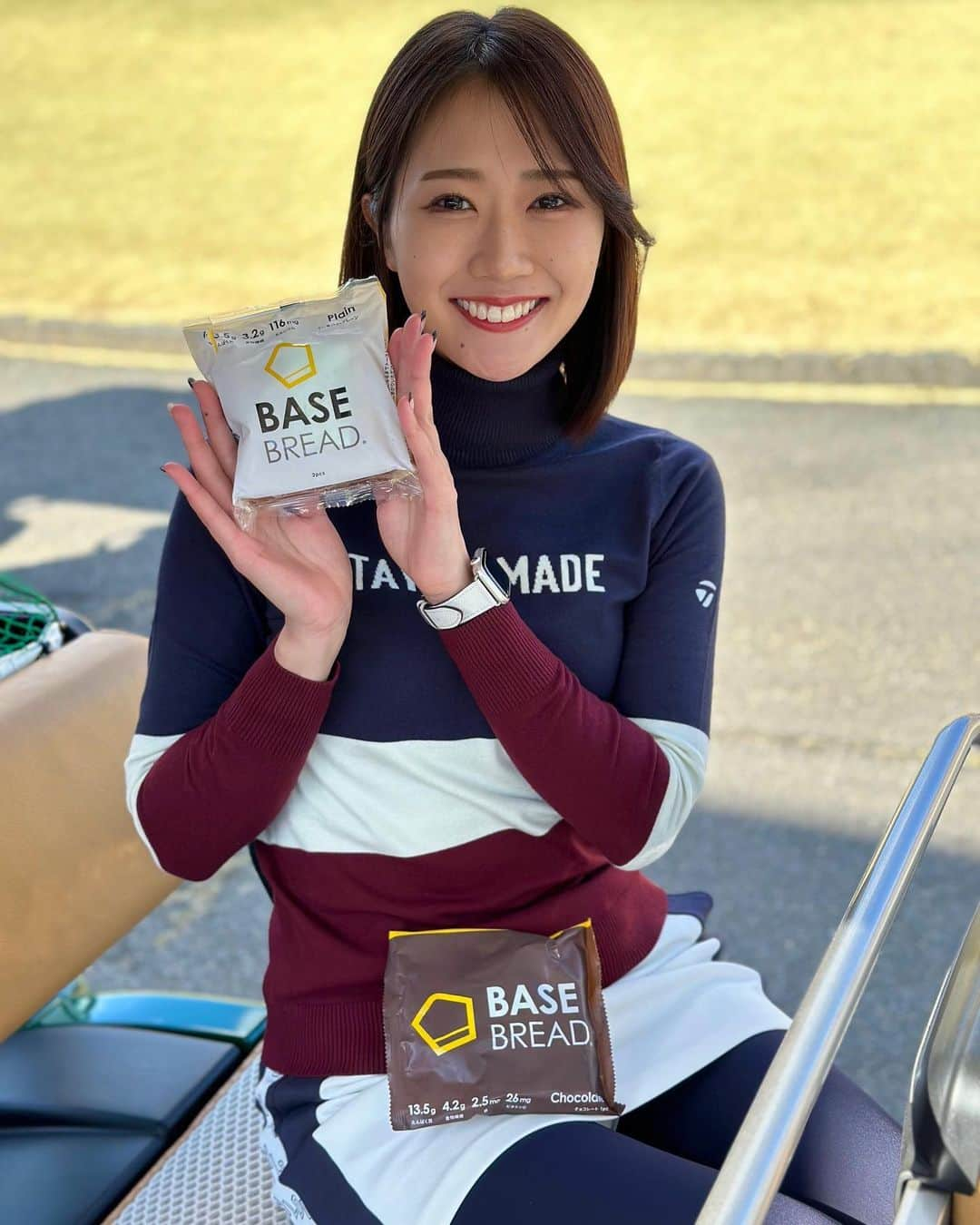 藤澤響花さんのインスタグラム写真 - (藤澤響花Instagram)「私のゴルフ飯⛳️ ゴルフって朝が早いから移動中やプレー前に手軽に食べられるものを選んでます😋 ラウンド中も私はお腹鳴りがちだから カートバッグに忍ばせてます笑 ⁡ 最近よくコンビニで見るベースブレッドは 1食2袋でサラダチキン100gよりたんぱく質が含まれていて、あれやこれやと栄養バランス考える時間がない時にぴったり！ 合成保存料が使われていないのも嬉しいポイント💡 ⁡ 他にも… ☆一般的なロールパンに比べて約30%糖質オフ ☆1食で1日に必要な栄養素の1/3が含まれている ※1食(2袋)で、栄養素等表示基準値に基づき、他の食事で過剰摂取が懸念される、脂質・飽和脂肪酸・炭水化物・ナトリ ウムを除いて、すべての栄養素で1日分の基準値の1/3以上を含む。  ベースフードに出会って パンは罪悪感！っていう概念から解き放たれました🥹 ⁡ 美味しいものを楽しく食べよう！ ⁡ #BASEBREAD #BASEFOOD #ベースブレッド #ベースフード #食物繊維 #たんぱく質 #体質改善 #全粒粉  @basefood_tokyo  #PR  #ゴルフ女子#ゴルフ#ゴルフウェア#ゴルフ場#ゴルフ練習#golf#golflife#golfstagram#골프#골프스타그램」1月31日 22時41分 - kyoka_fujisawa