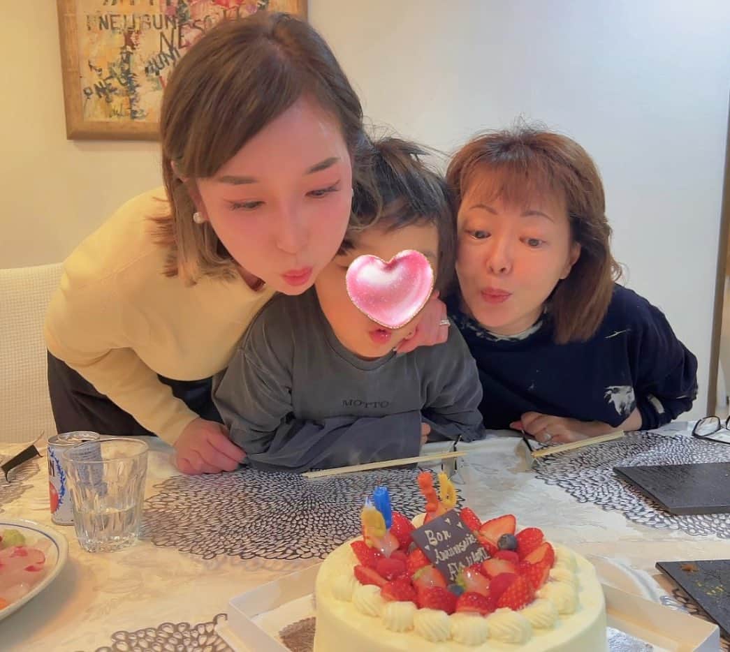 加護亜依さんのインスタグラム写真 - (加護亜依Instagram)「東京のパパママ＆みんなで！ 合同お誕生日お寿司会🍣💕💕💕 @sushi_yuito さんの出張お寿司はとっても美味しかったです〜☺️♥️  誕生日が近いママと私と息子と 一緒にケーキをふぅ⤴︎🎂 中野浩一パパ、ナオミママ！ これからもなんちゃって娘を宜しくお願いしまーす💕 あーこれからも娘〜♪  #写真の色が変なの #ごめん😭」2月1日 7時30分 - ai.1988kg