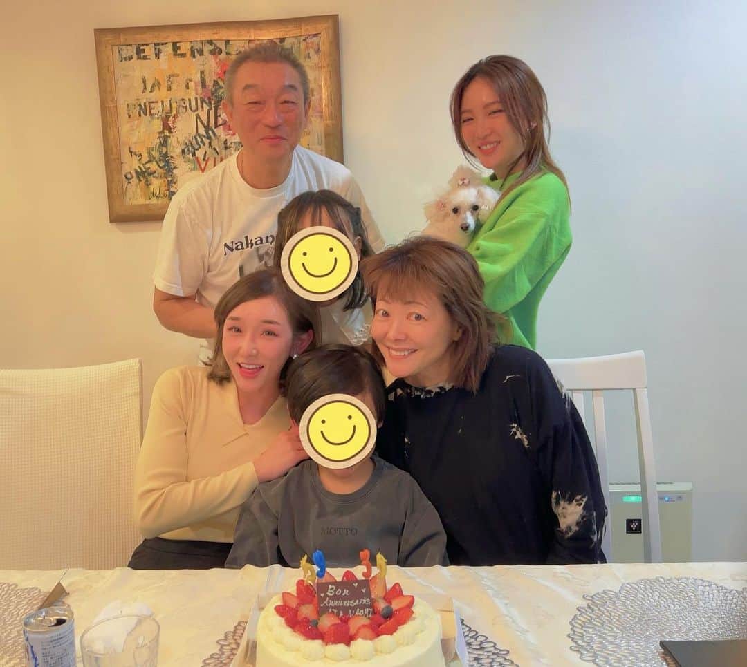 加護亜依さんのインスタグラム写真 - (加護亜依Instagram)「東京のパパママ＆みんなで！ 合同お誕生日お寿司会🍣💕💕💕 @sushi_yuito さんの出張お寿司はとっても美味しかったです〜☺️♥️  誕生日が近いママと私と息子と 一緒にケーキをふぅ⤴︎🎂 中野浩一パパ、ナオミママ！ これからもなんちゃって娘を宜しくお願いしまーす💕 あーこれからも娘〜♪  #写真の色が変なの #ごめん😭」2月1日 7時30分 - ai.1988kg