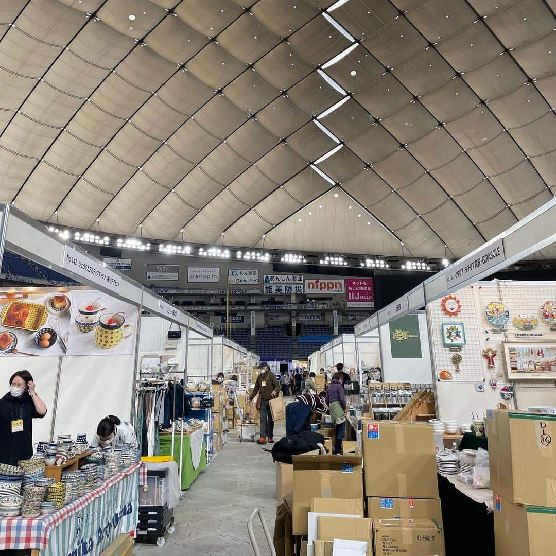 辺見えみりさんのインスタグラム写真 - (辺見えみりInstagram)「@tablewarefestival 2023 東京ドームで開催中です♪  私が作ったお部屋もあります。 私は1度目の参加なので、自分がとにかくここでお食事がしたい！と思うようなお部屋を…作ってみました。  我が家から出張している物達もありますので、ぜひ見てみてください😌  明日2/2に私もトークショーに参加させていただくので、お時間合う方は遊びに来てください！  #テーブルフェアフェスティバル」2月1日 8時20分 - emiri_hemmi