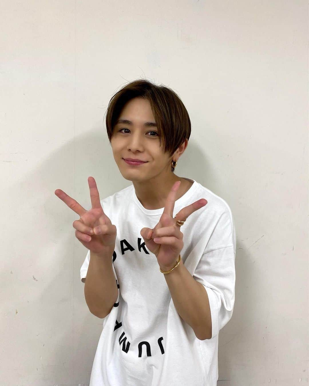 Hey! Say! JUMPさんのインスタグラム写真 - (Hey! Say! JUMPInstagram)「⁡ ⁡ 14時間半の生配信終了3時間後の仕事現場の俺🙄 ⁡ #祝プレデター #やヴァーい #アイドル #JUMPのいんすた」2月1日 8時41分 - heysayjump_official