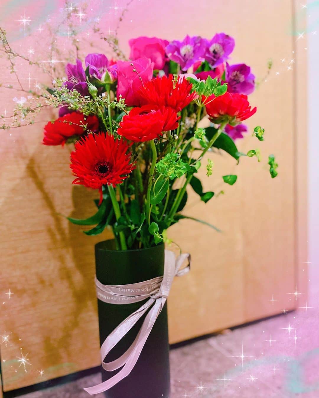 平愛梨さんのインスタグラム写真 - (平愛梨Instagram)「お花がある暮らし💐  ２月が始まりましたね😊 早い‼︎💦  先月、素敵なお花を夫が頂いてきてくれた💐  1つはドライフラワーに😍❤️  お花は明るさをくれますね🤩  自分では買わないから嬉しい🥰 #花束#華やか#お部屋が明るい#嬉しいプレゼント#ありがとうございます #今月も頑張りましょう」2月1日 10時28分 - harikiri_tairi