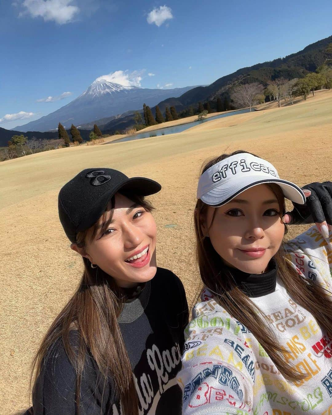 木村理恵さんのインスタグラム写真 - (木村理恵Instagram)「🗻🏌️‍♀️  この間は富士山が見えるゴルフ場⛳️ 富嶽カントリークラブに行ってきたよ〜🫶  天気もよくて🌞最高なゴルフ日和🗻✨  約3ヶ月ぶりだったからめちゃ緊張のゴルフ🥹🥹‼️スコア108でした🙏❣️  パター下手だしまだまだ頑張るぞぉ🥹🔥  ゴルフウェア👉 セーター👕　@beamsgolf  ファントムワッフルインナー　@hurley_jp  スカート　@v12golf_official  レッグウォーマー🧦　@efficace_official   @hurley_jp のファントムワッフルインナーはすっごい暖かくて、今の時期にめちゃオススメ❤️ レギンスもあるよ🫰  今回の服装、自分的にめちゃ好きぃ❤️ ゴルフボールはファンの方々に頂いたもの🏌️‍♀️✨今回のトップスも❣️ とてもありがたく使わせて頂いてます🫶  #golf#golfday #golfpics #beamsgolf #hurley #v12golf #efficace  #golfwear #golfapparel #mtfuji  #ゴルフ場#富士山 #静岡ゴルフ  #富士山が見えるゴルフ場  #富嶽カントリークラブ  #ゴルフウェア#ゴルフ女子 #ゴルフ#ゴルフ好き」2月1日 17時06分 - rierienari1229