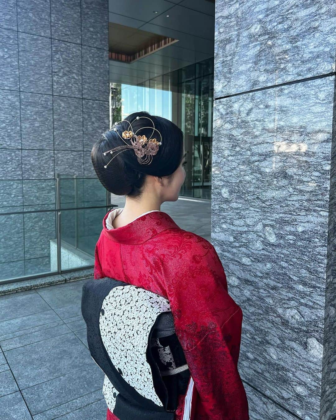 雨宮みずきさんのインスタグラム写真 - (雨宮みずきInstagram)「BLACK × RED❤️🖤  今年初めての銀座着物興栄さんのお着物です❤️ 珍しく赤ということで、、、  2月3日は節分の日👹 昔から赤いものを身につけるといいとされていて 魔除け代わりとなり、邪気を払ってくれるみたいです！  赤いお着物や、赤い帯、小物、髪飾りなど 何でもいいので赤の物を取り入れてみてくださいね😘❤️  着物のレンタルで考えている方は @kimonokouei8 へ❤️  #節分 #銀座着物興栄 #興栄 #銀座着物 #銀座着物レンタル」2月1日 17時45分 - ammymzk0926