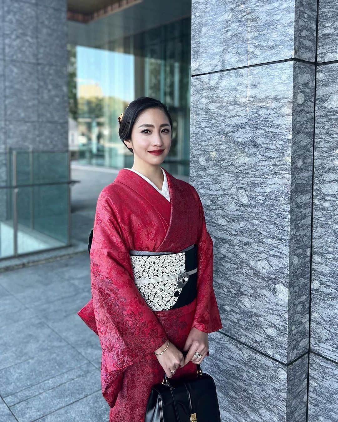 雨宮みずきさんのインスタグラム写真 - (雨宮みずきInstagram)「BLACK × RED❤️🖤  今年初めての銀座着物興栄さんのお着物です❤️ 珍しく赤ということで、、、  2月3日は節分の日👹 昔から赤いものを身につけるといいとされていて 魔除け代わりとなり、邪気を払ってくれるみたいです！  赤いお着物や、赤い帯、小物、髪飾りなど 何でもいいので赤の物を取り入れてみてくださいね😘❤️  着物のレンタルで考えている方は @kimonokouei8 へ❤️  #節分 #銀座着物興栄 #興栄 #銀座着物 #銀座着物レンタル」2月1日 17時45分 - ammymzk0926