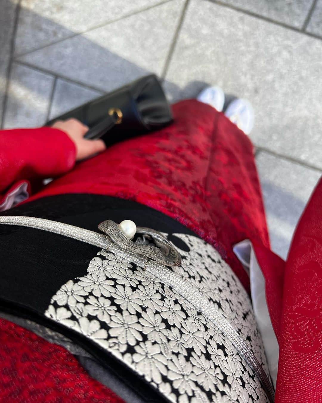 雨宮みずきさんのインスタグラム写真 - (雨宮みずきInstagram)「BLACK × RED❤️🖤  今年初めての銀座着物興栄さんのお着物です❤️ 珍しく赤ということで、、、  2月3日は節分の日👹 昔から赤いものを身につけるといいとされていて 魔除け代わりとなり、邪気を払ってくれるみたいです！  赤いお着物や、赤い帯、小物、髪飾りなど 何でもいいので赤の物を取り入れてみてくださいね😘❤️  着物のレンタルで考えている方は @kimonokouei8 へ❤️  #節分 #銀座着物興栄 #興栄 #銀座着物 #銀座着物レンタル」2月1日 17時45分 - ammymzk0926