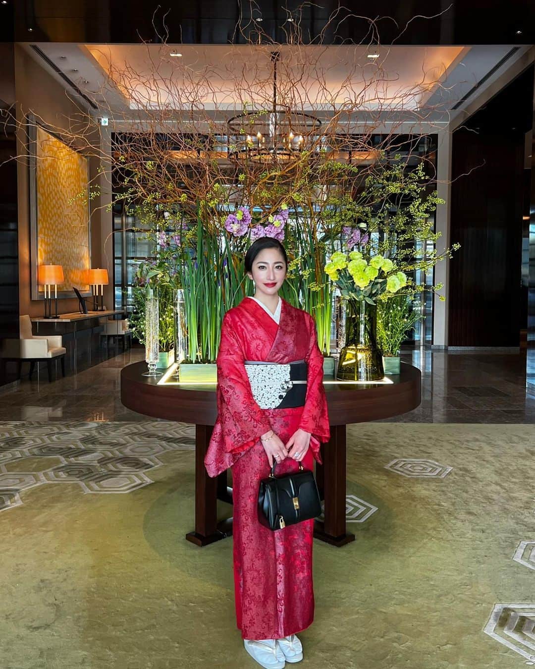 雨宮みずきさんのインスタグラム写真 - (雨宮みずきInstagram)「BLACK × RED❤️🖤  今年初めての銀座着物興栄さんのお着物です❤️ 珍しく赤ということで、、、  2月3日は節分の日👹 昔から赤いものを身につけるといいとされていて 魔除け代わりとなり、邪気を払ってくれるみたいです！  赤いお着物や、赤い帯、小物、髪飾りなど 何でもいいので赤の物を取り入れてみてくださいね😘❤️  着物のレンタルで考えている方は @kimonokouei8 へ❤️  #節分 #銀座着物興栄 #興栄 #銀座着物 #銀座着物レンタル」2月1日 17時45分 - ammymzk0926