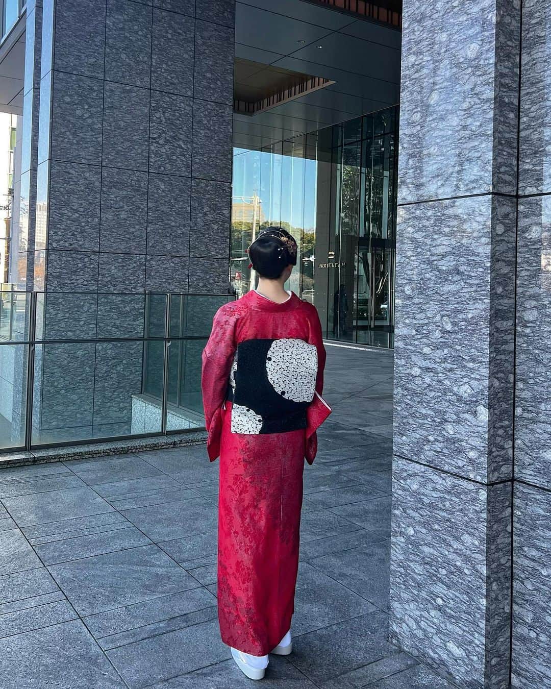 雨宮みずきさんのインスタグラム写真 - (雨宮みずきInstagram)「BLACK × RED❤️🖤  今年初めての銀座着物興栄さんのお着物です❤️ 珍しく赤ということで、、、  2月3日は節分の日👹 昔から赤いものを身につけるといいとされていて 魔除け代わりとなり、邪気を払ってくれるみたいです！  赤いお着物や、赤い帯、小物、髪飾りなど 何でもいいので赤の物を取り入れてみてくださいね😘❤️  着物のレンタルで考えている方は @kimonokouei8 へ❤️  #節分 #銀座着物興栄 #興栄 #銀座着物 #銀座着物レンタル」2月1日 17時45分 - ammymzk0926