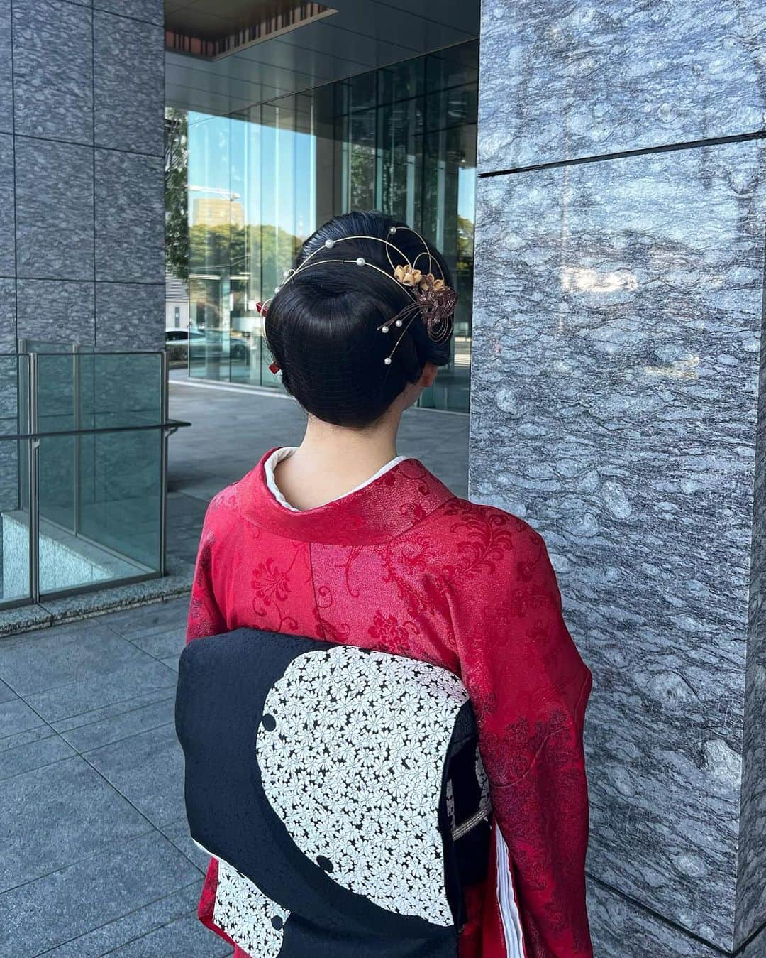 雨宮みずきさんのインスタグラム写真 - (雨宮みずきInstagram)「BLACK × RED❤️🖤  今年初めての銀座着物興栄さんのお着物です❤️ 珍しく赤ということで、、、  2月3日は節分の日👹 昔から赤いものを身につけるといいとされていて 魔除け代わりとなり、邪気を払ってくれるみたいです！  赤いお着物や、赤い帯、小物、髪飾りなど 何でもいいので赤の物を取り入れてみてくださいね😘❤️  着物のレンタルで考えている方は @kimonokouei8 へ❤️  #節分 #銀座着物興栄 #興栄 #銀座着物 #銀座着物レンタル」2月1日 17時45分 - ammymzk0926