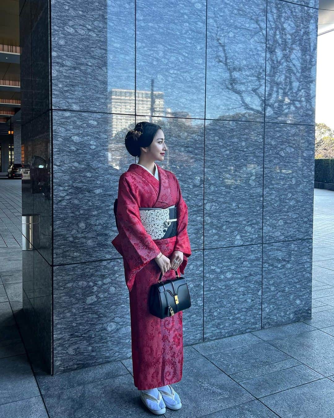 雨宮みずきさんのインスタグラム写真 - (雨宮みずきInstagram)「BLACK × RED❤️🖤  今年初めての銀座着物興栄さんのお着物です❤️ 珍しく赤ということで、、、  2月3日は節分の日👹 昔から赤いものを身につけるといいとされていて 魔除け代わりとなり、邪気を払ってくれるみたいです！  赤いお着物や、赤い帯、小物、髪飾りなど 何でもいいので赤の物を取り入れてみてくださいね😘❤️  着物のレンタルで考えている方は @kimonokouei8 へ❤️  #節分 #銀座着物興栄 #興栄 #銀座着物 #銀座着物レンタル」2月1日 17時45分 - ammymzk0926