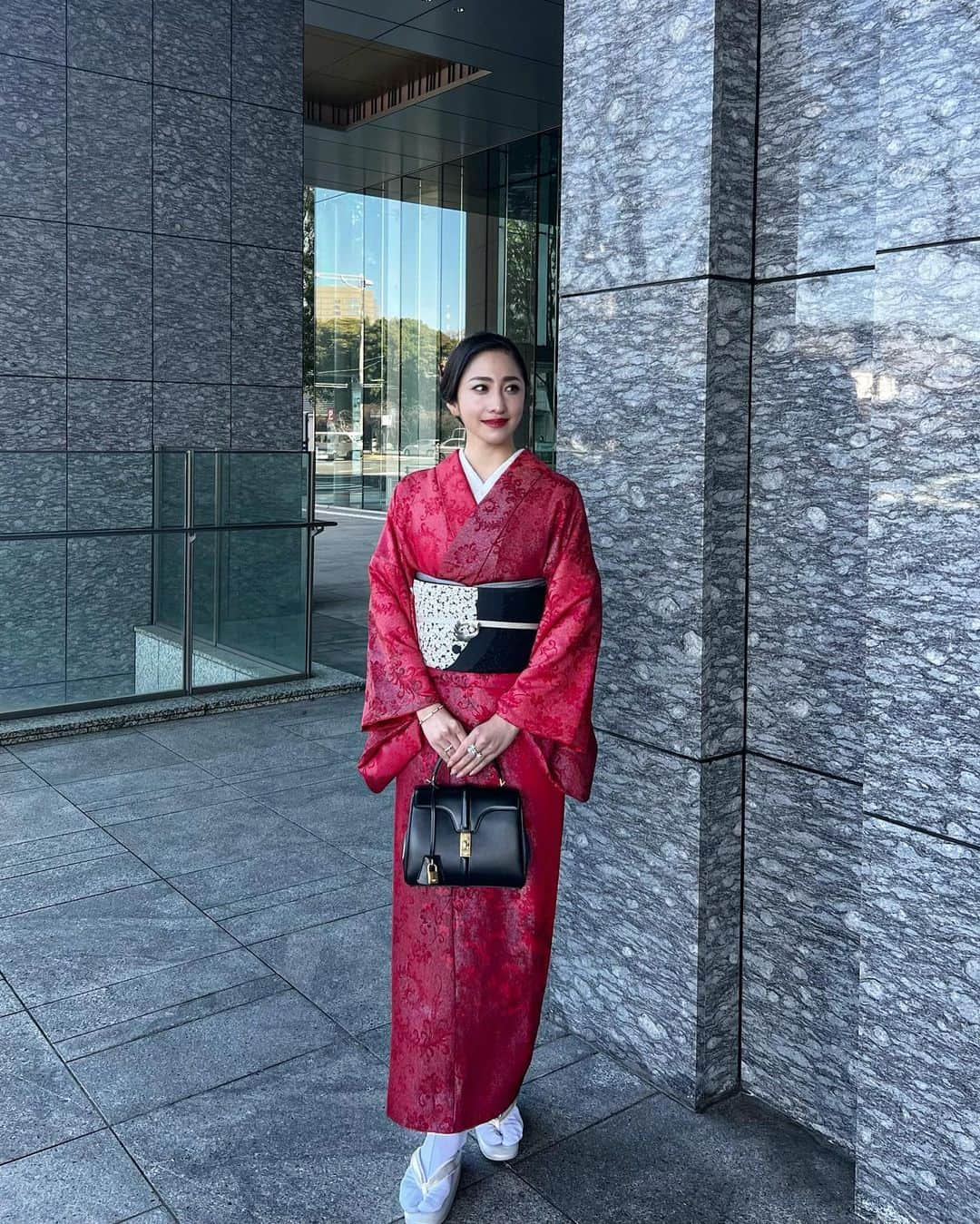雨宮みずきさんのインスタグラム写真 - (雨宮みずきInstagram)「BLACK × RED❤️🖤  今年初めての銀座着物興栄さんのお着物です❤️ 珍しく赤ということで、、、  2月3日は節分の日👹 昔から赤いものを身につけるといいとされていて 魔除け代わりとなり、邪気を払ってくれるみたいです！  赤いお着物や、赤い帯、小物、髪飾りなど 何でもいいので赤の物を取り入れてみてくださいね😘❤️  着物のレンタルで考えている方は @kimonokouei8 へ❤️  #節分 #銀座着物興栄 #興栄 #銀座着物 #銀座着物レンタル」2月1日 17時45分 - ammymzk0926