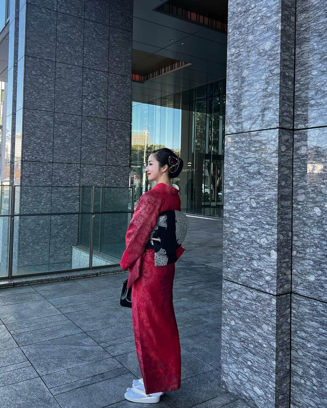 雨宮みずきさんのインスタグラム写真 - (雨宮みずきInstagram)「BLACK × RED❤️🖤  今年初めての銀座着物興栄さんのお着物です❤️ 珍しく赤ということで、、、  2月3日は節分の日👹 昔から赤いものを身につけるといいとされていて 魔除け代わりとなり、邪気を払ってくれるみたいです！  赤いお着物や、赤い帯、小物、髪飾りなど 何でもいいので赤の物を取り入れてみてくださいね😘❤️  着物のレンタルで考えている方は @kimonokouei8 へ❤️  #節分 #銀座着物興栄 #興栄 #銀座着物 #銀座着物レンタル」2月1日 17時45分 - ammymzk0926