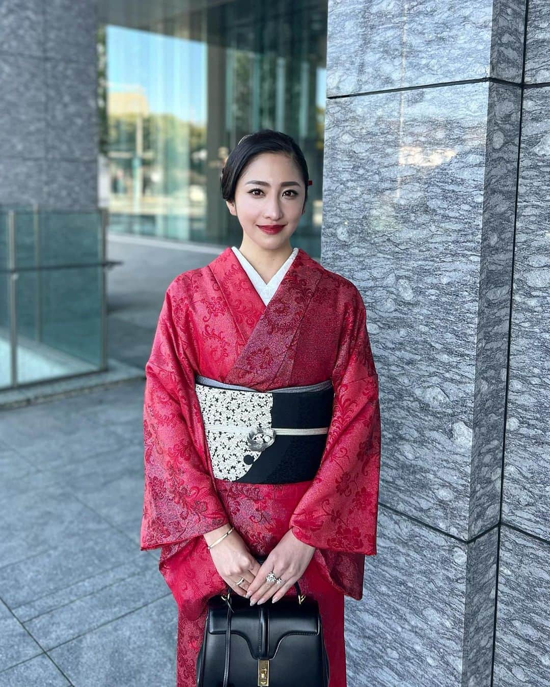 雨宮みずきさんのインスタグラム写真 - (雨宮みずきInstagram)「BLACK × RED❤️🖤  今年初めての銀座着物興栄さんのお着物です❤️ 珍しく赤ということで、、、  2月3日は節分の日👹 昔から赤いものを身につけるといいとされていて 魔除け代わりとなり、邪気を払ってくれるみたいです！  赤いお着物や、赤い帯、小物、髪飾りなど 何でもいいので赤の物を取り入れてみてくださいね😘❤️  着物のレンタルで考えている方は @kimonokouei8 へ❤️  #節分 #銀座着物興栄 #興栄 #銀座着物 #銀座着物レンタル」2月1日 17時45分 - ammymzk0926
