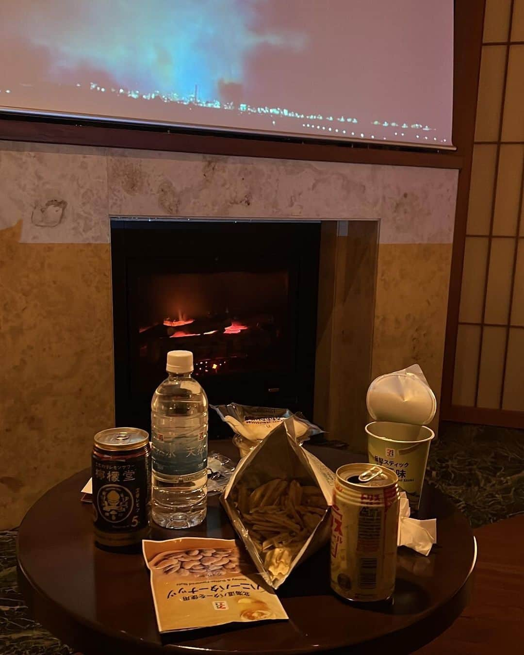 ちとせよしのさんのインスタグラム写真 - (ちとせよしのInstagram)「新潟スノボ旅☃️  新潟の日本酒だと高千代と景虎をよく飲みます🍶 海鮮と合わせるのが最高~っ❣️ 白子とあん肝が大好き(⸝⸝ ´𐋣`⸝⸝)♡  最近は熱燗なんか飲んだりして、渋すぎてる…笑  #新潟県 #新潟旅行 #新潟グルメ #冬コーデ #ファーハット」2月1日 17時46分 - chitose_yoshino