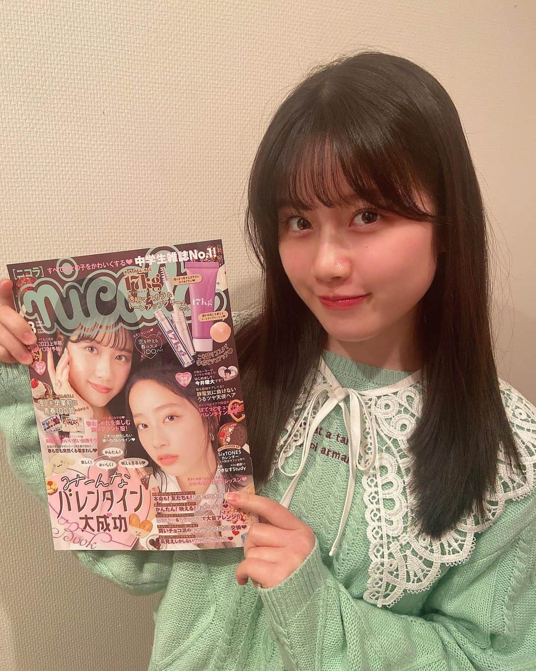 河村果歩さんのインスタグラム写真 - (河村果歩Instagram)「🌈🍒  【お知らせ】  本日発売、ニコラ3月号で初表紙をさせて頂きました🙇💞  いつも応援してくれるファンの皆さんのお陰です！ 本当に有り難うございます とっても嬉しいです💞💞  小6でニコモになり約3年半。不安な事、辛かった事、色々ありました そんな中、ファンの皆様が応援して下さったおかげで 今の私がいます🙌🏻  これからも私らしく頑張ります!!  かほっこの皆さん お待たせしました！初表紙です！ これからも応援お願いします🍒  #池端杏慈 #河村果歩 #nicola #おはスタ #おはガール #かほっち #ニコラ #ニコモ #ニコラ3月号発売中 #SUPERGIRLS #スパガ #初表紙　#表紙　#かほあん」2月1日 18時03分 - kawamura_kaho_official